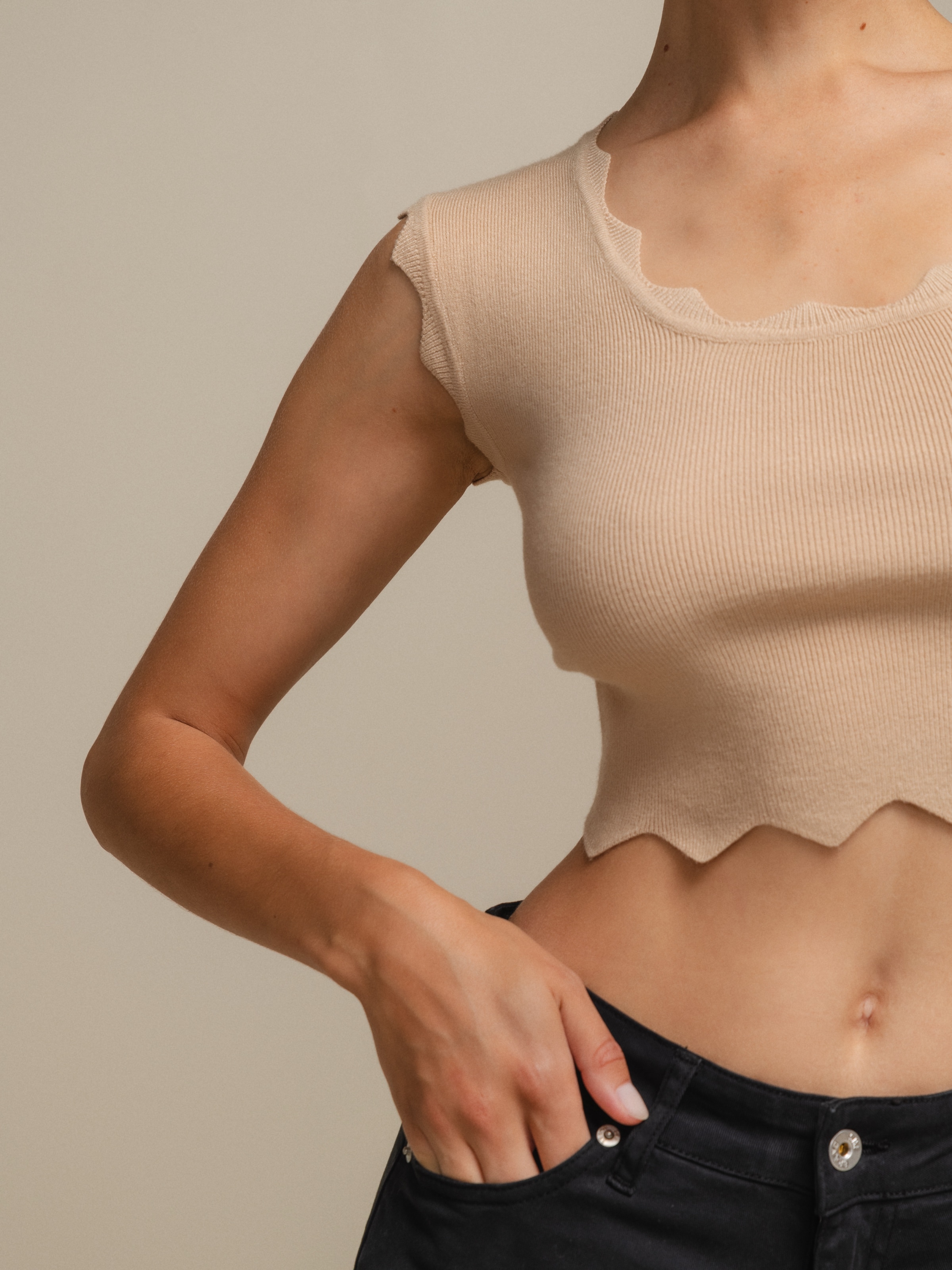 Top curto em malha recortada Bege-5