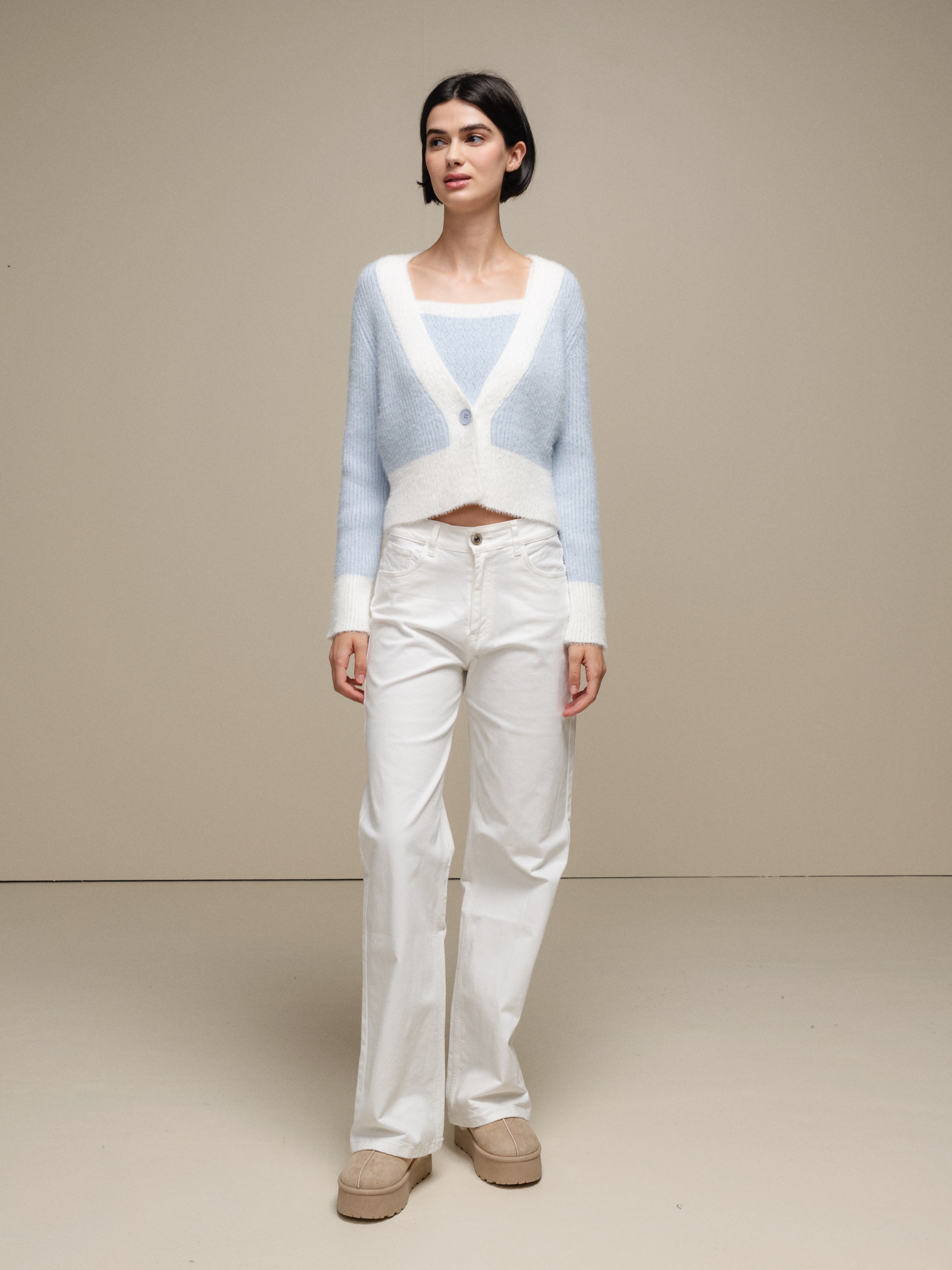 Imagem 0 de Casaco de malha curto em contraste de cores e decote em bico