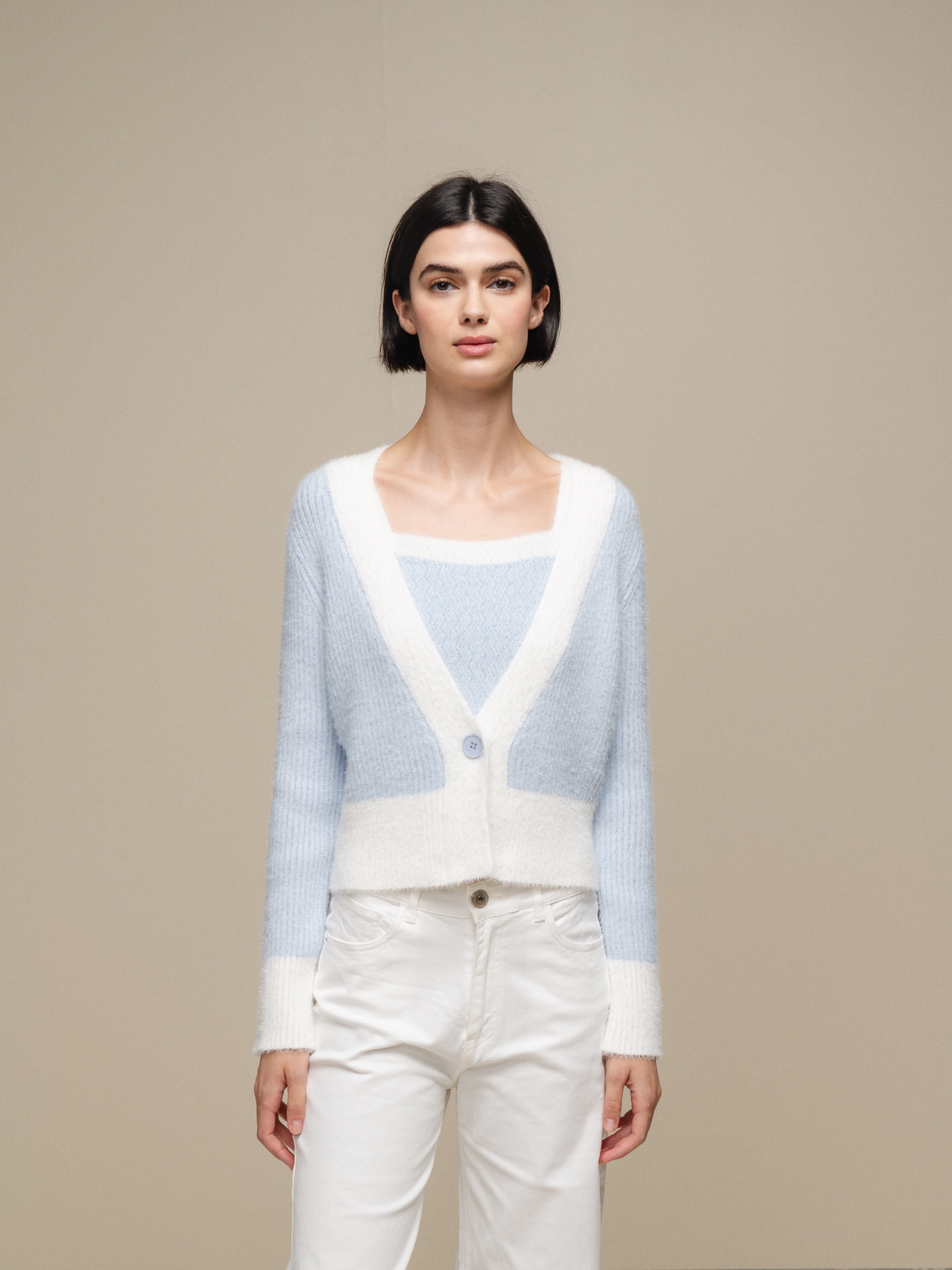 Casaco de malha curto em contraste de cores e decote em bico Azul-3