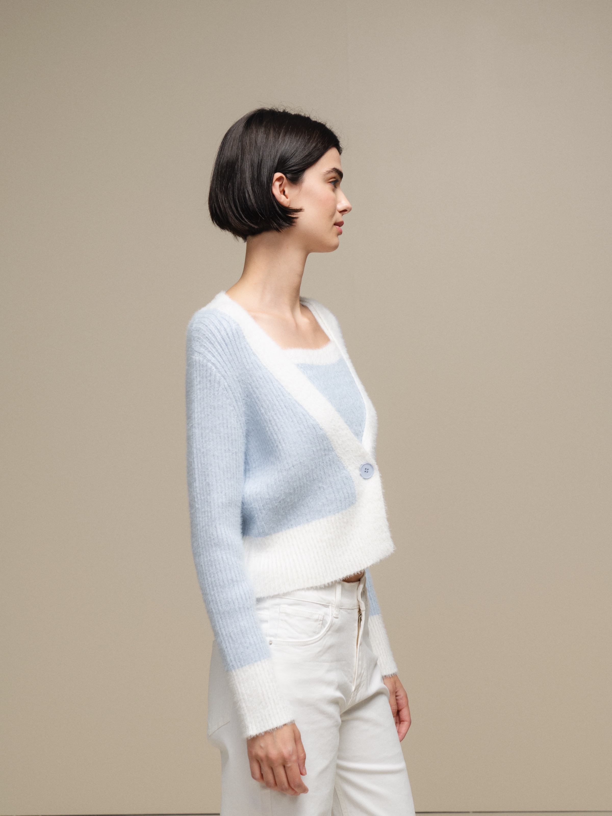 Casaco de malha curto em contraste de cores e decote em bico Azul-4