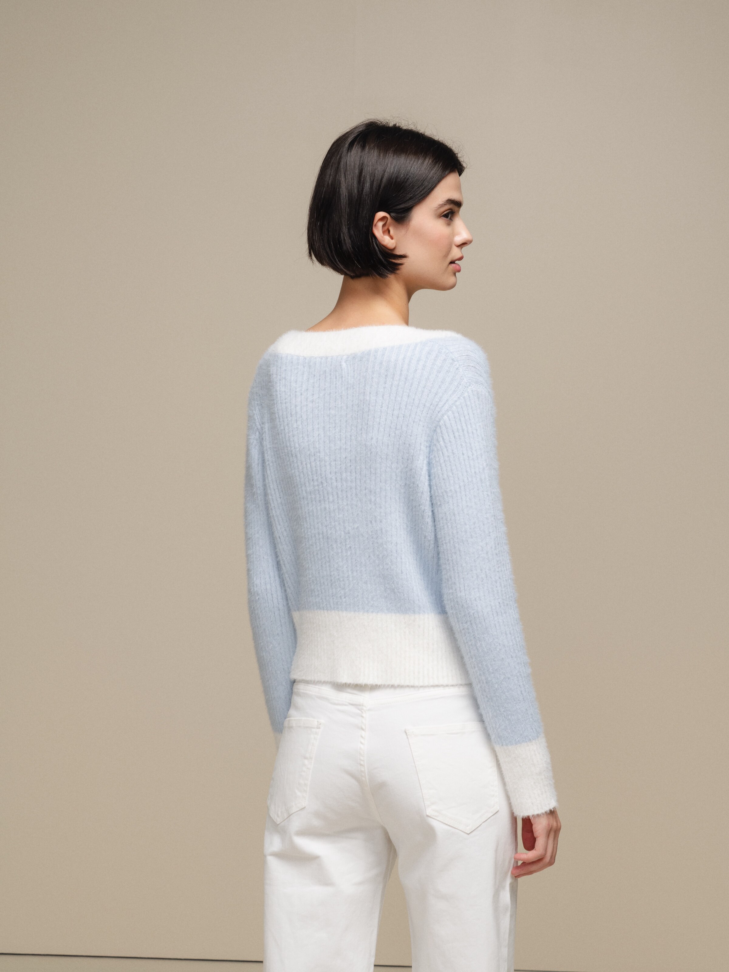 Casaco de malha curto em contraste de cores e decote em bico Azul-6