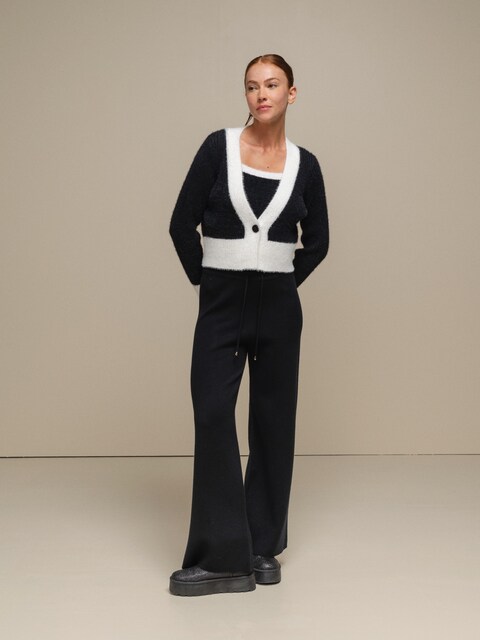 Imagem 0 de Casaco de malha curto em contraste de cores e decote em bico