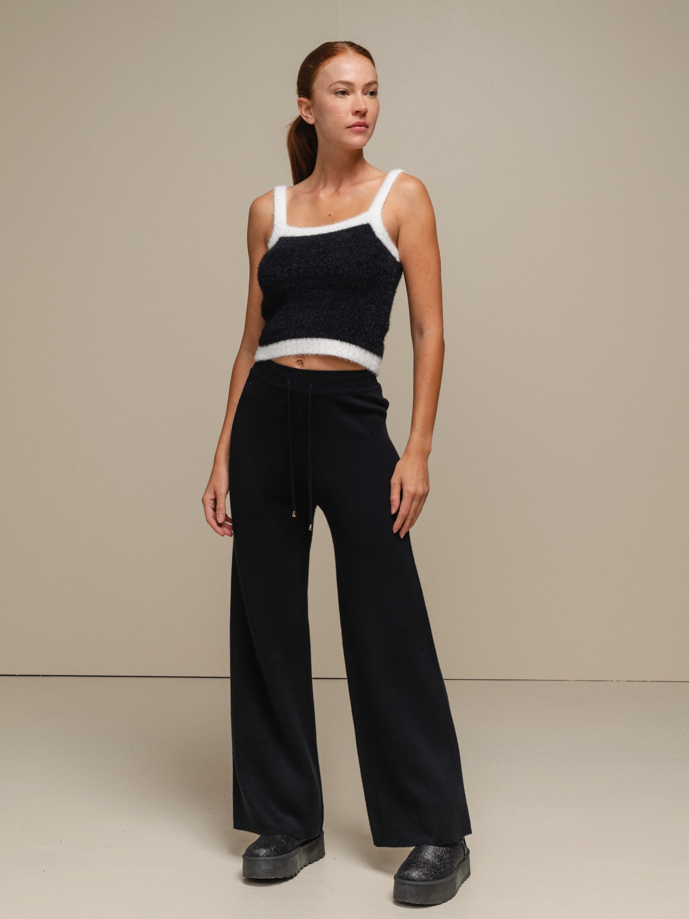 Top de malha curto em contraste de cores Preto-2