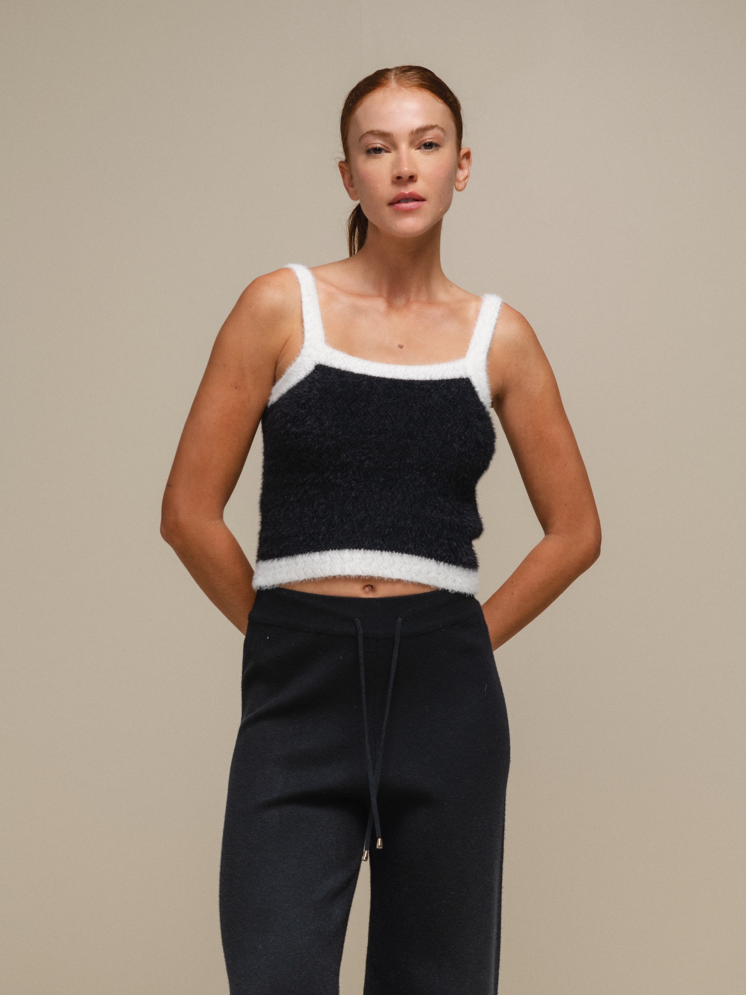Top de malha curto em contraste de cores Preto-3