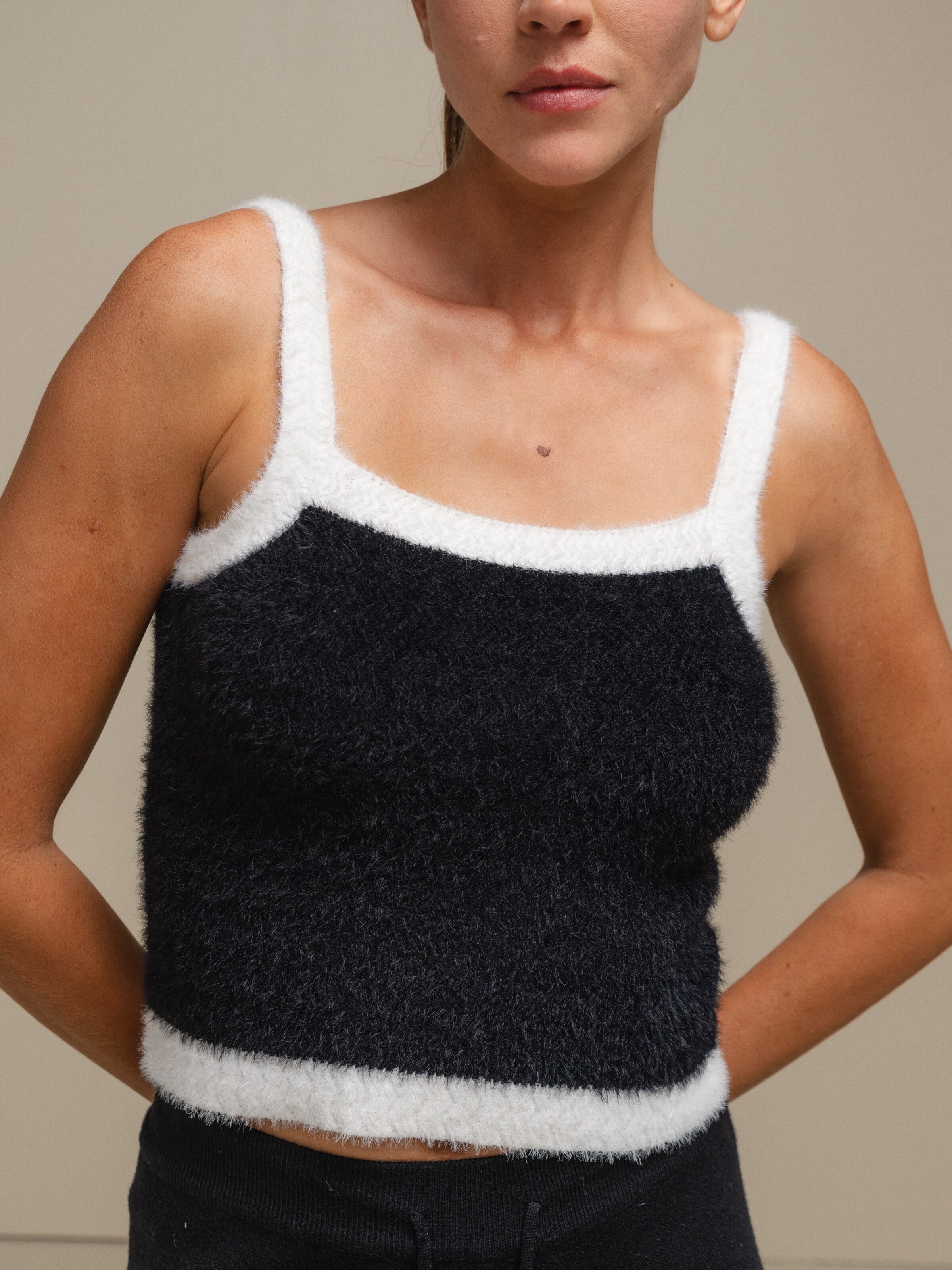 Top de malha curto em contraste de cores Preto-5