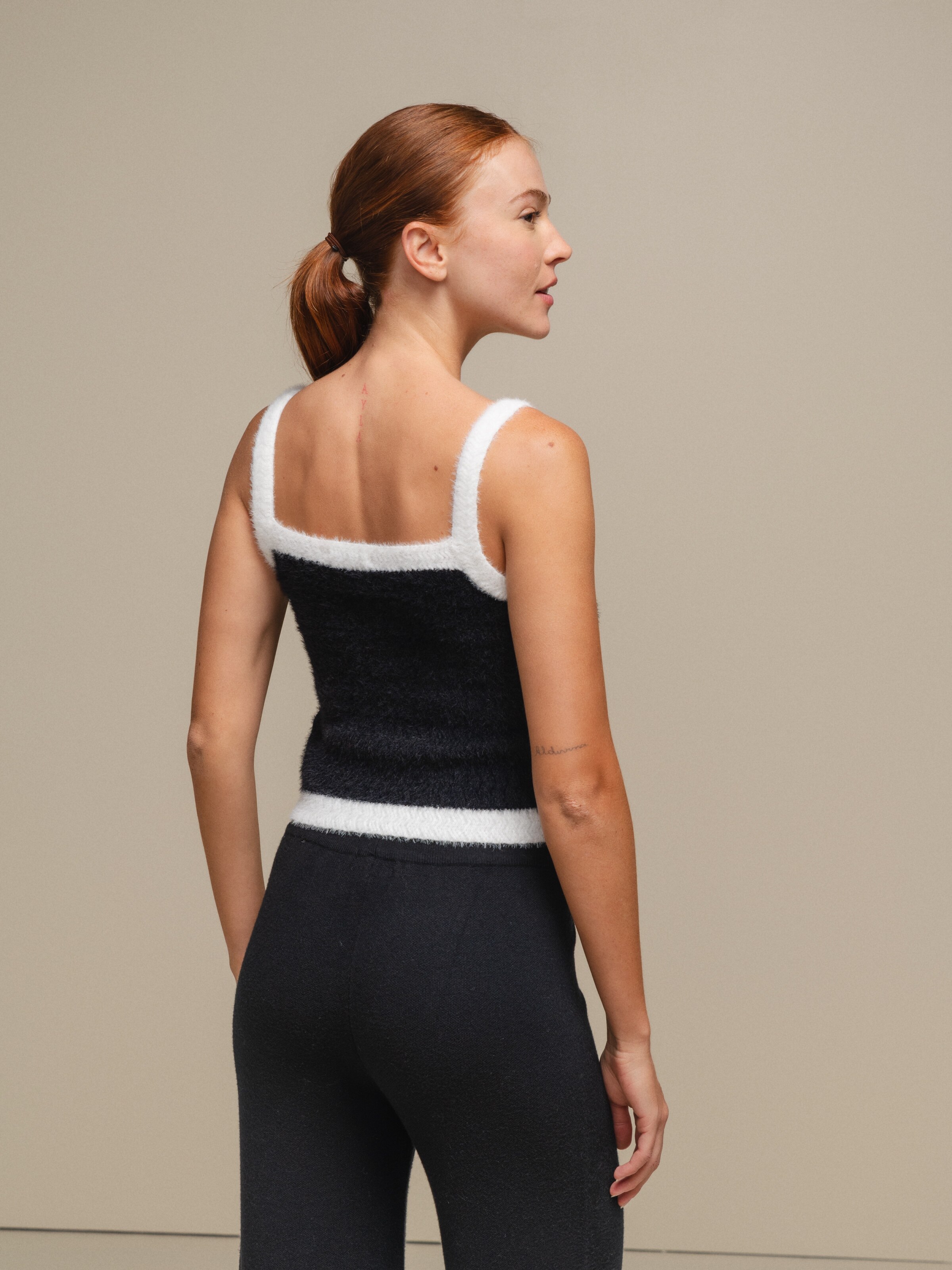 Top de malha curto em contraste de cores Preto-6