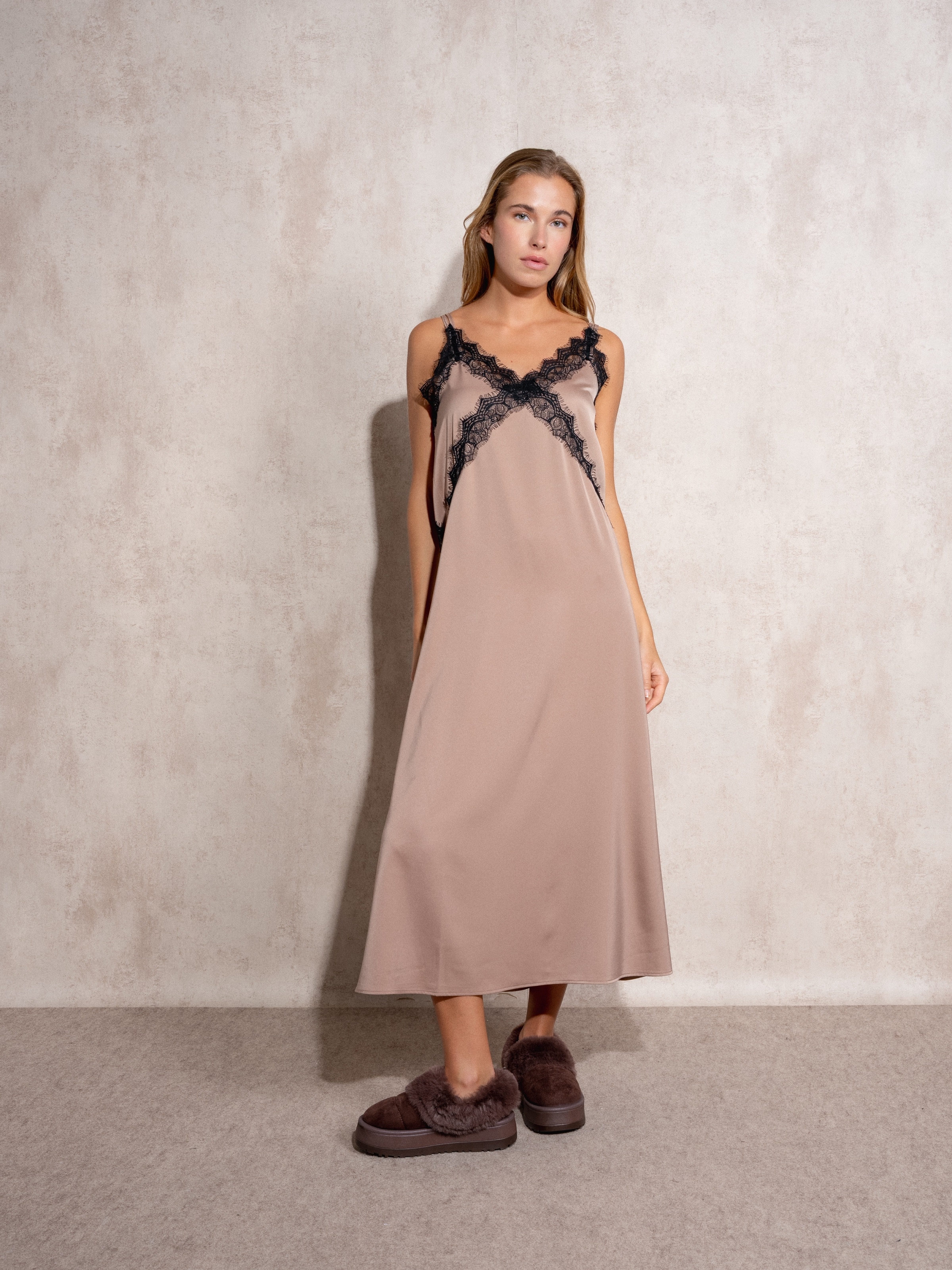 Vestido com aplicações de renda Castanho-1