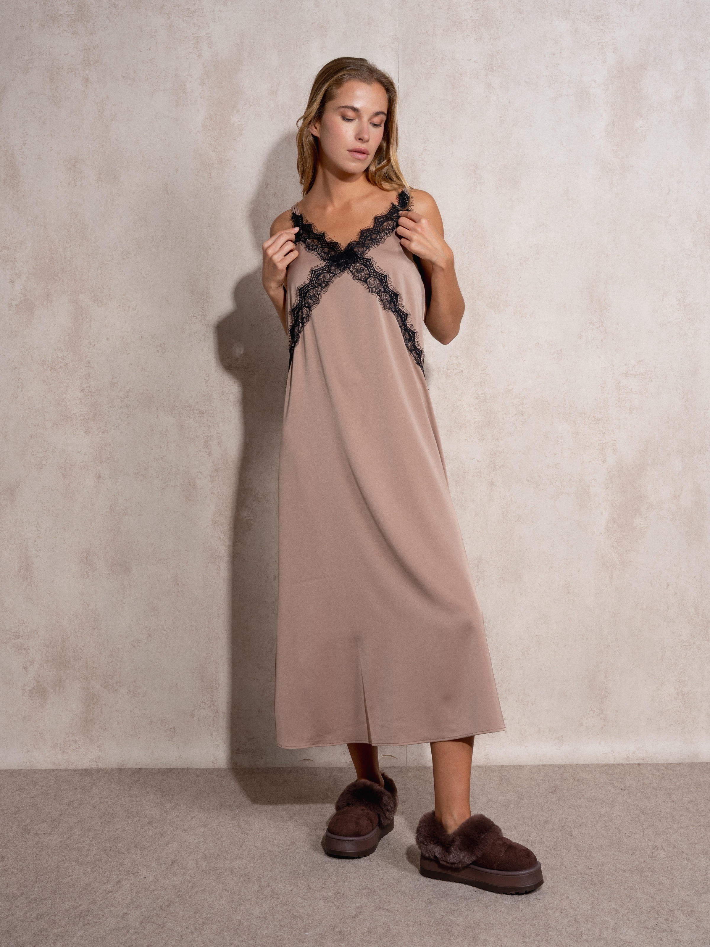 Vestido com aplicações de renda Castanho-3
