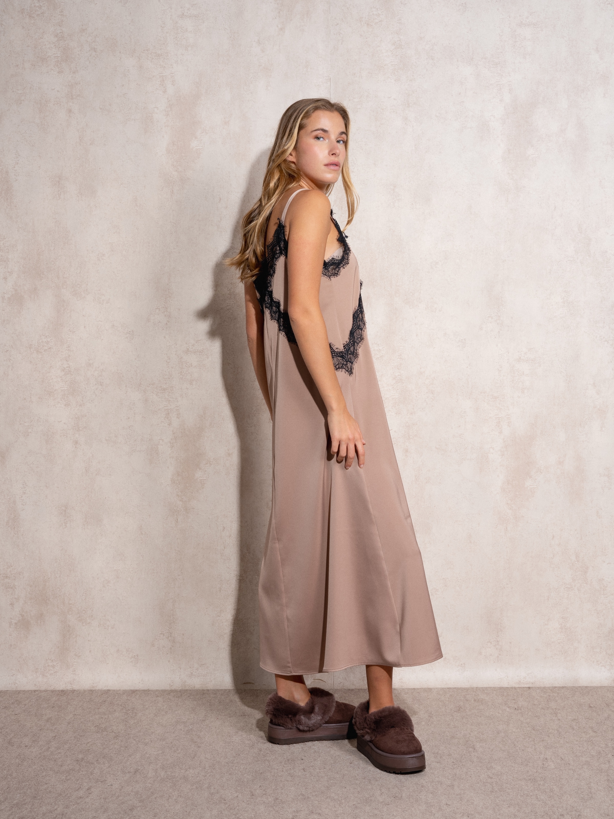 Vestido com aplicações de renda Castanho-4