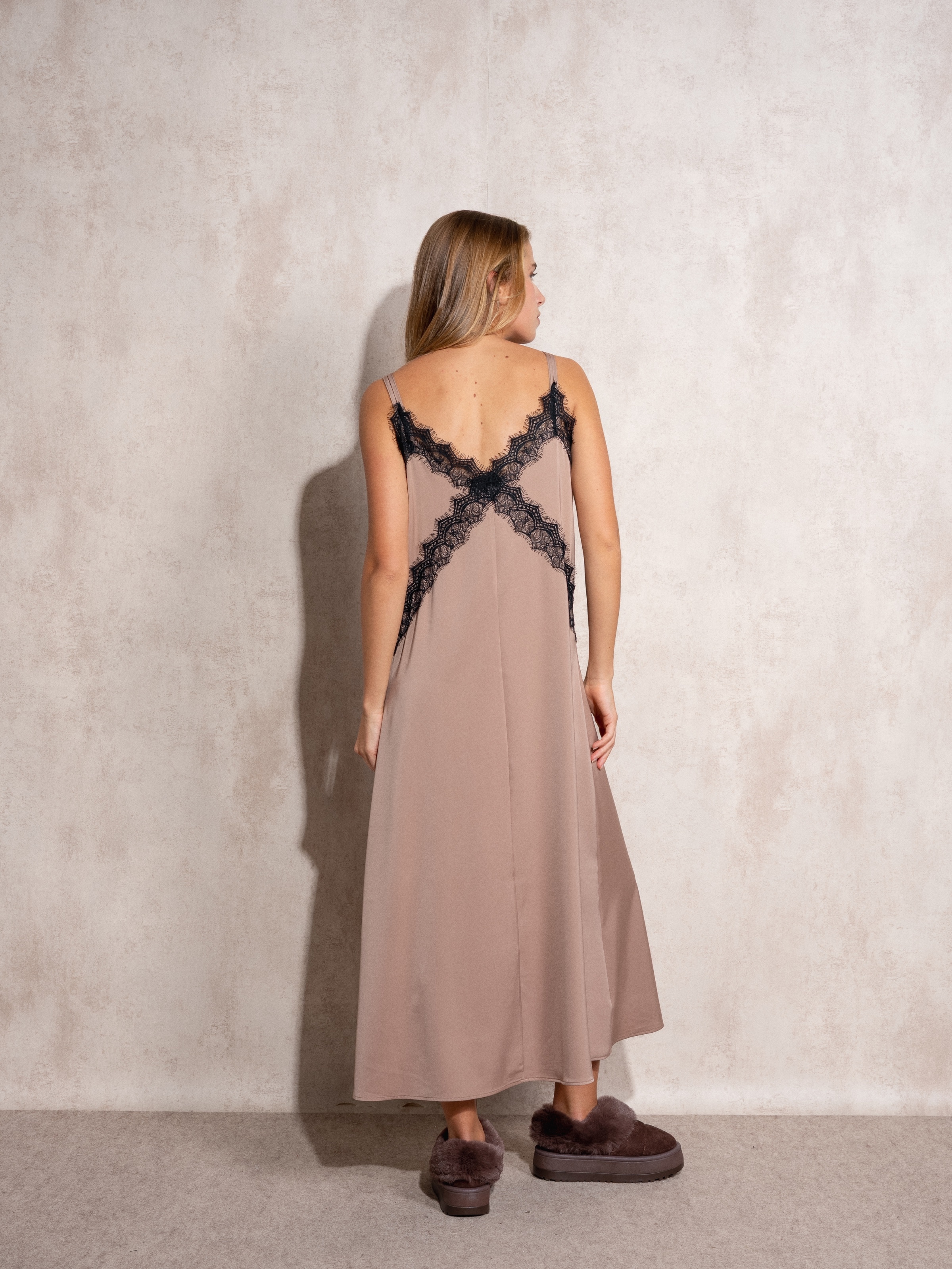 Vestido com aplicações de renda Castanho-5