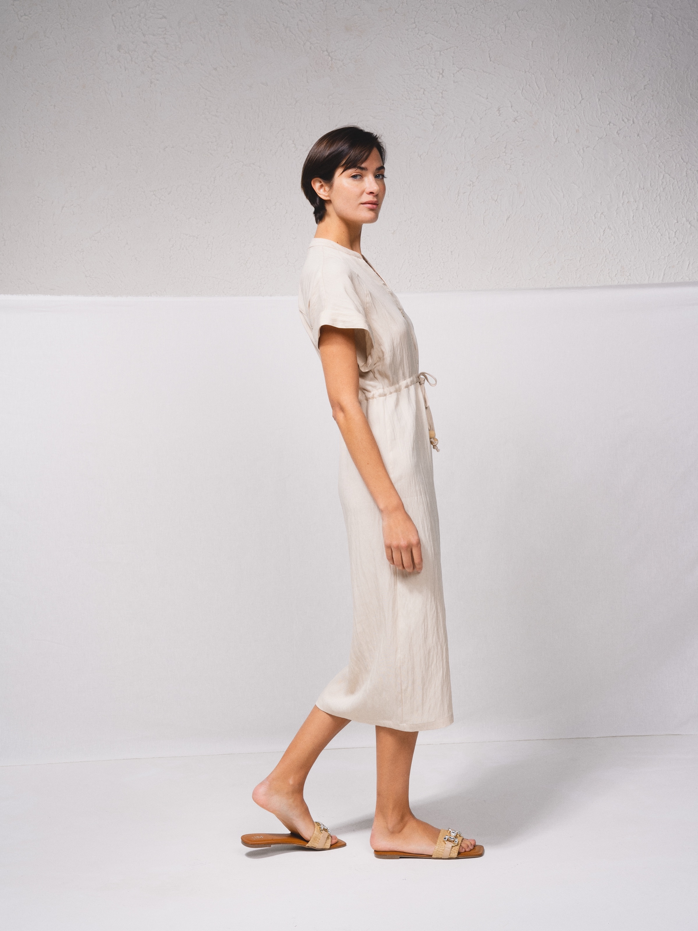 Vestido camiseira com cordão na cintura Bege-4