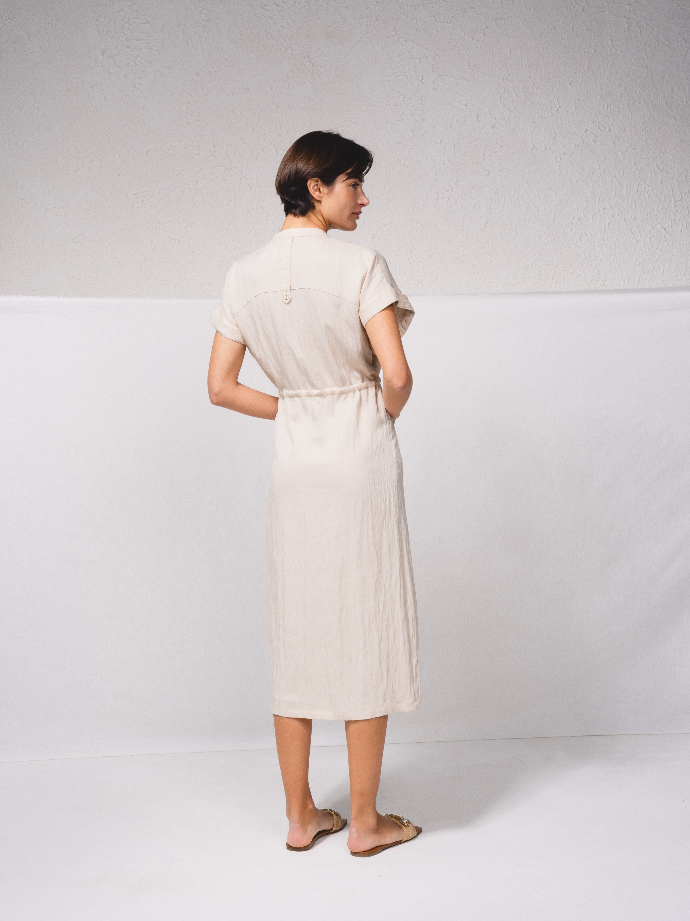 Vestido camiseira com cordão na cintura Bege-5