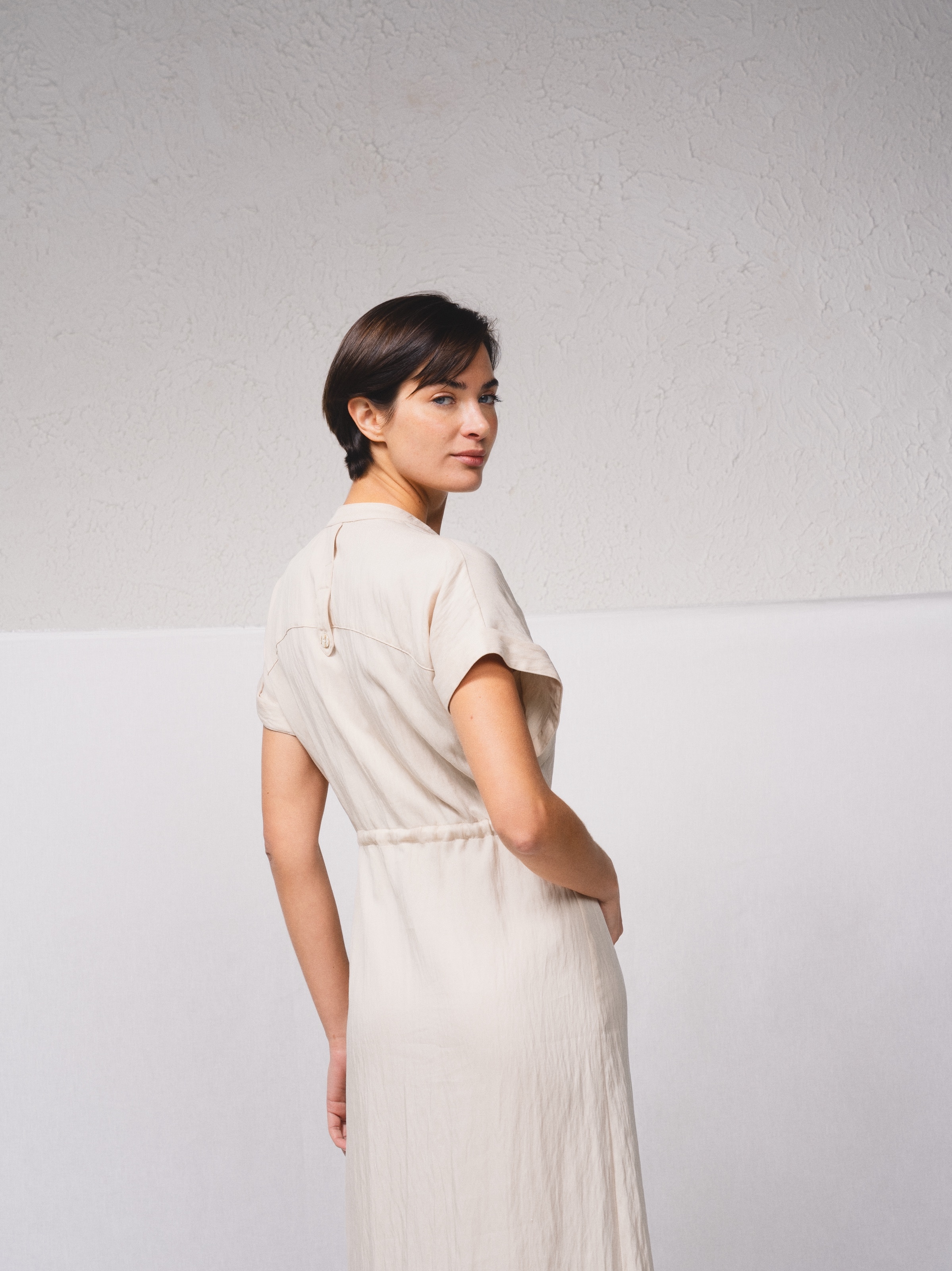 Vestido camiseira com cordão na cintura Bege-6