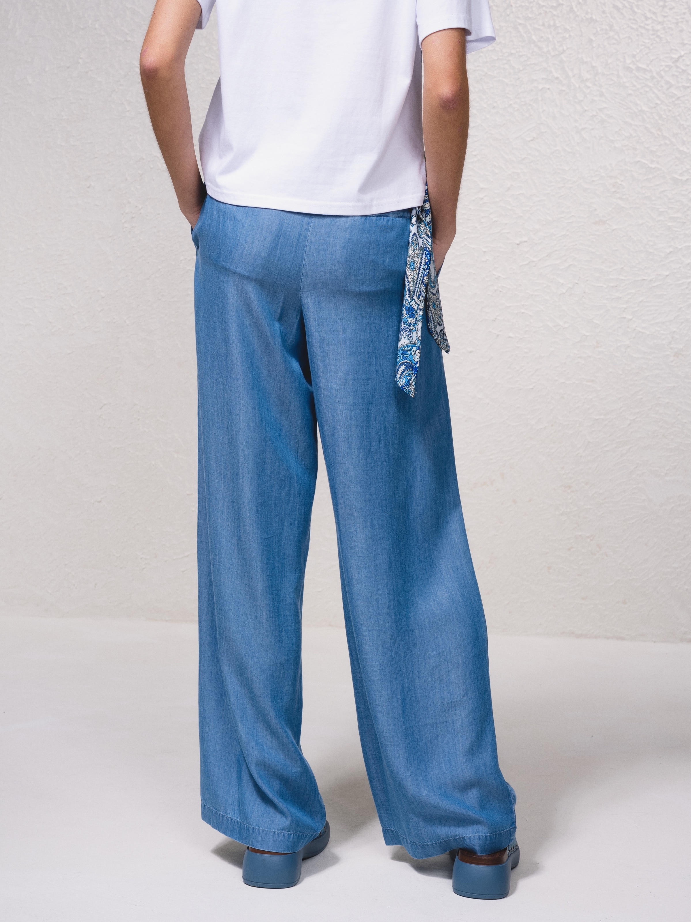 Calças fluidas em tencel Azul-5