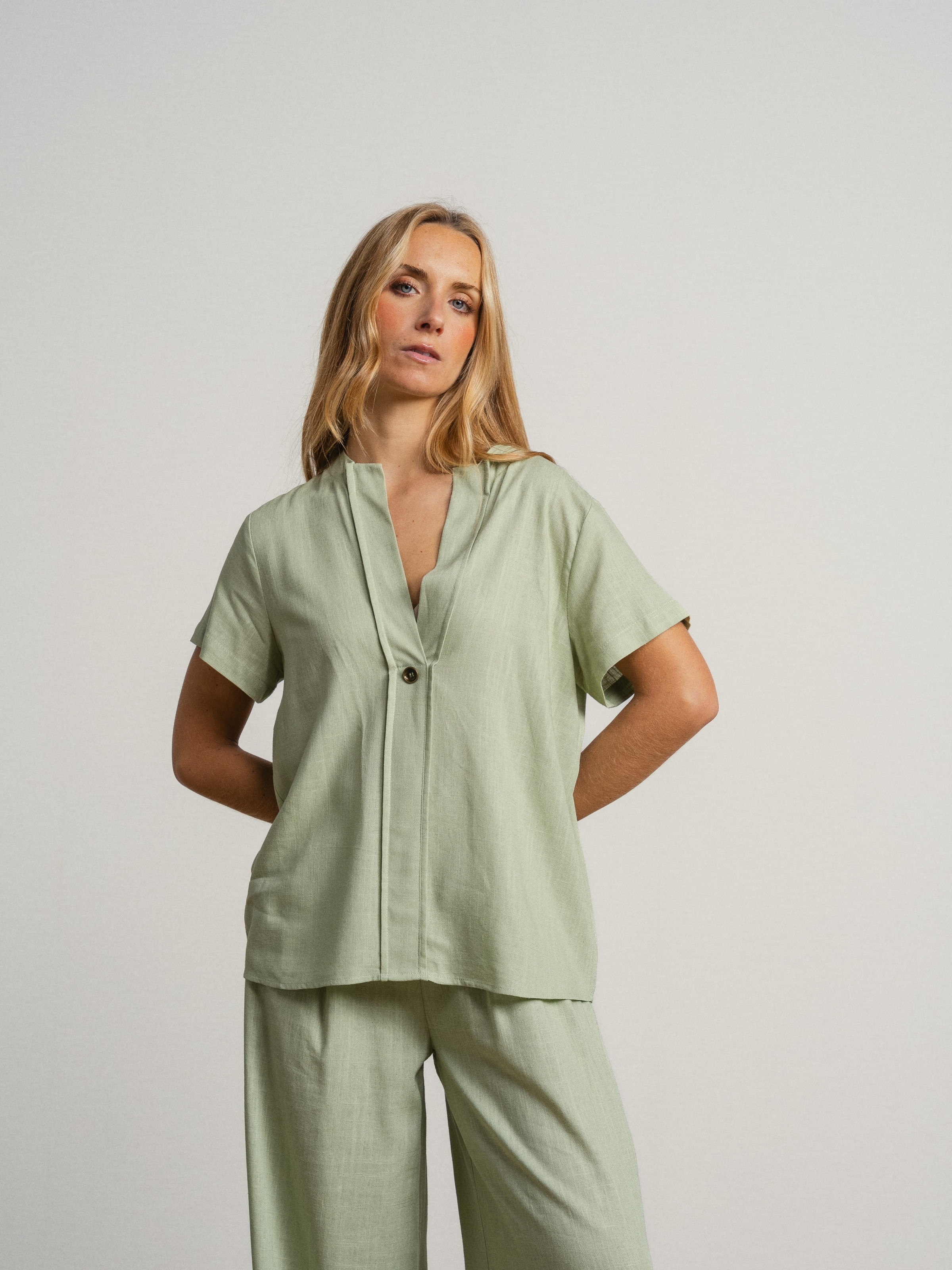 Imagem 0 de Blusa com botão e decote em V