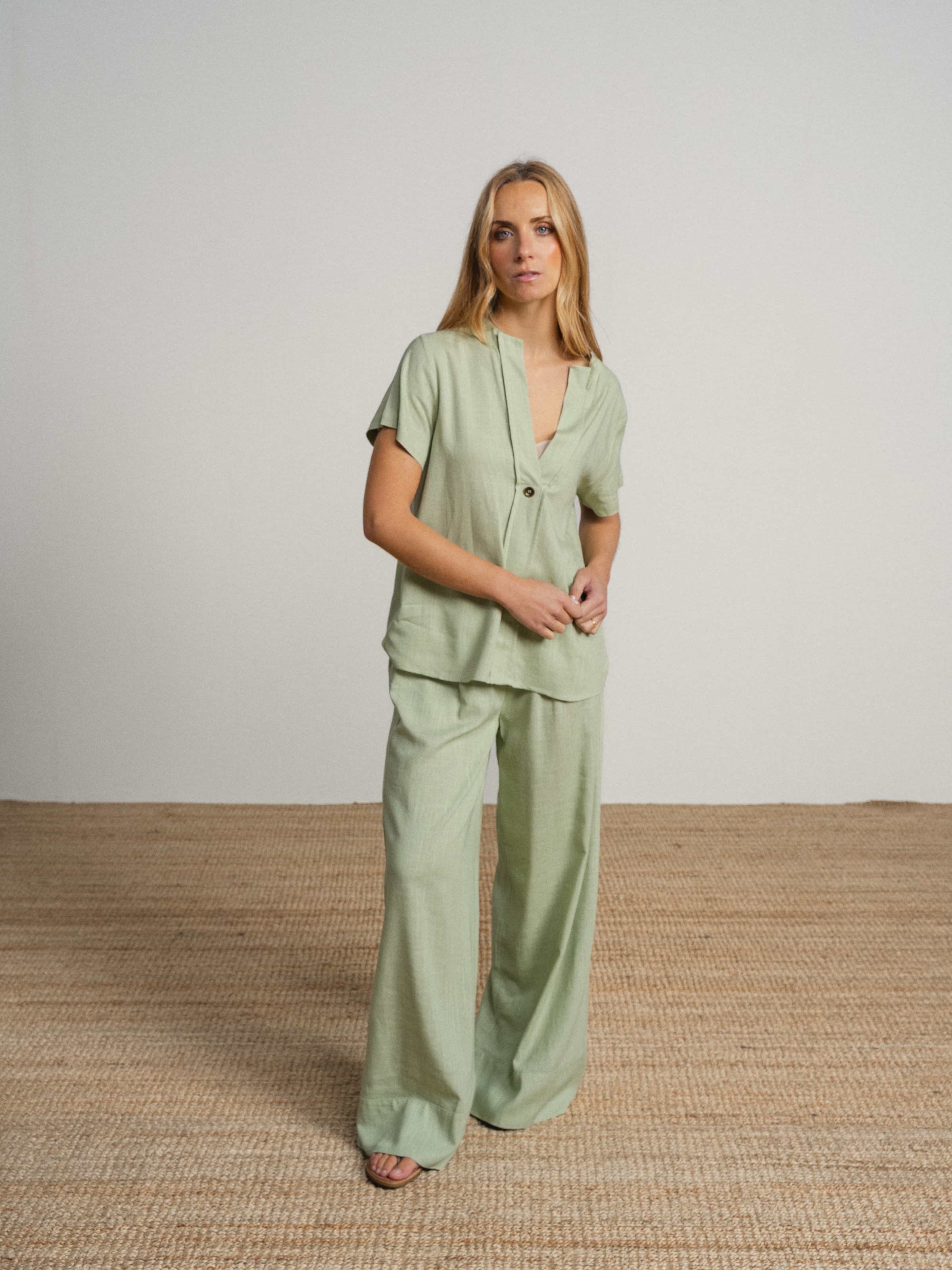 Blusa com botão e decote em V Caqui-3