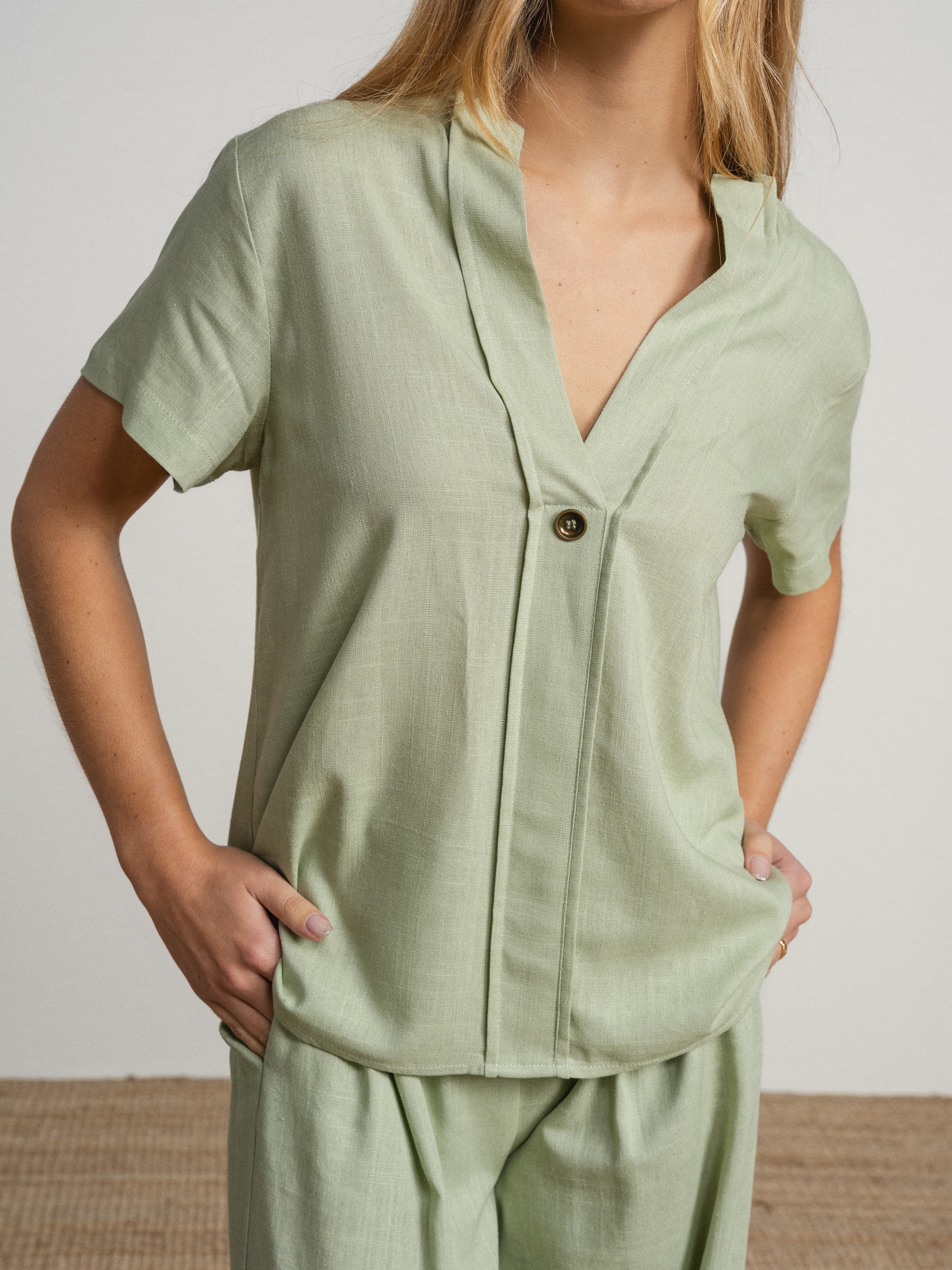 Blusa com botão e decote em V Caqui-4