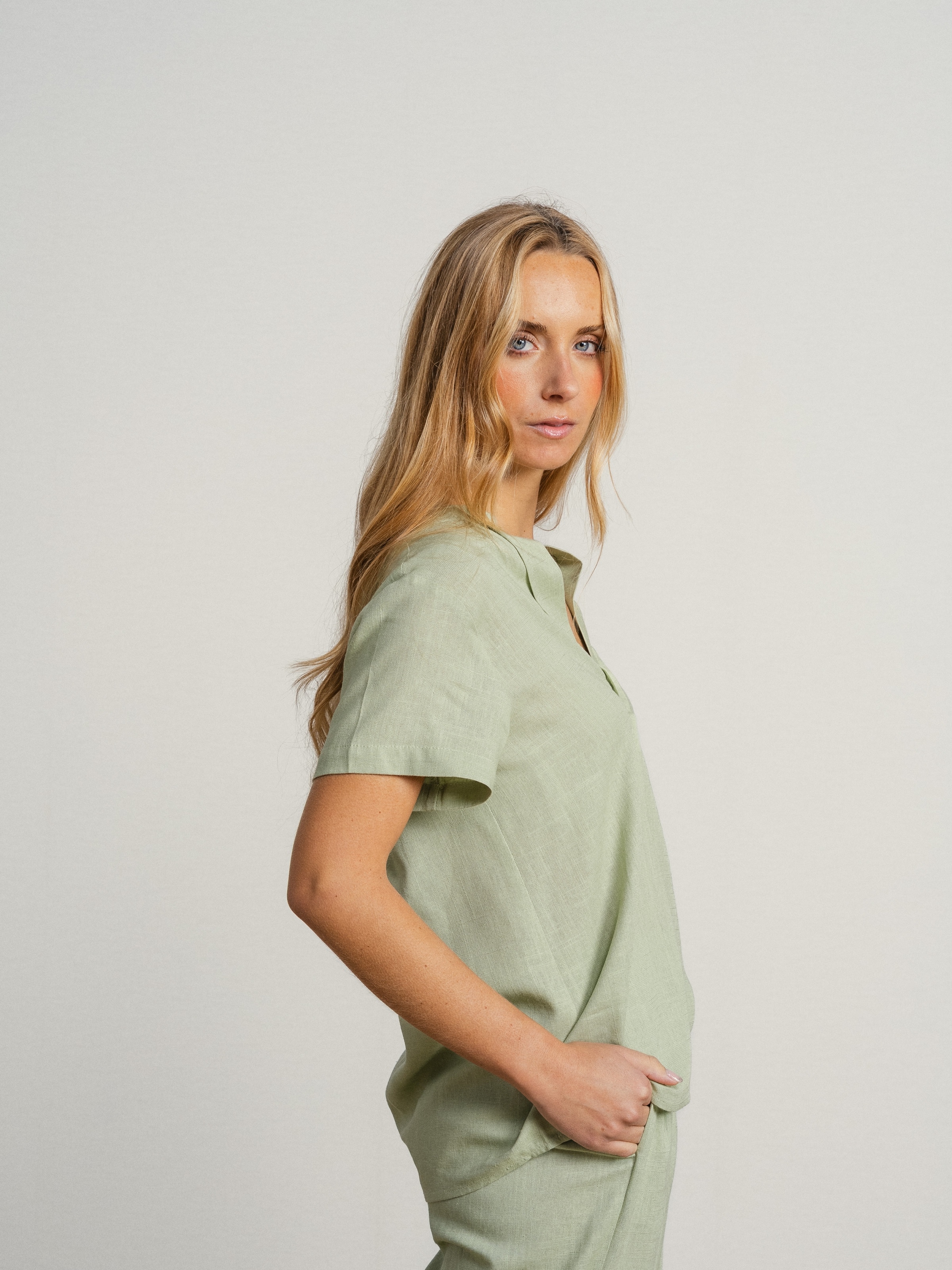 Blusa com botão e decote em V Caqui-5