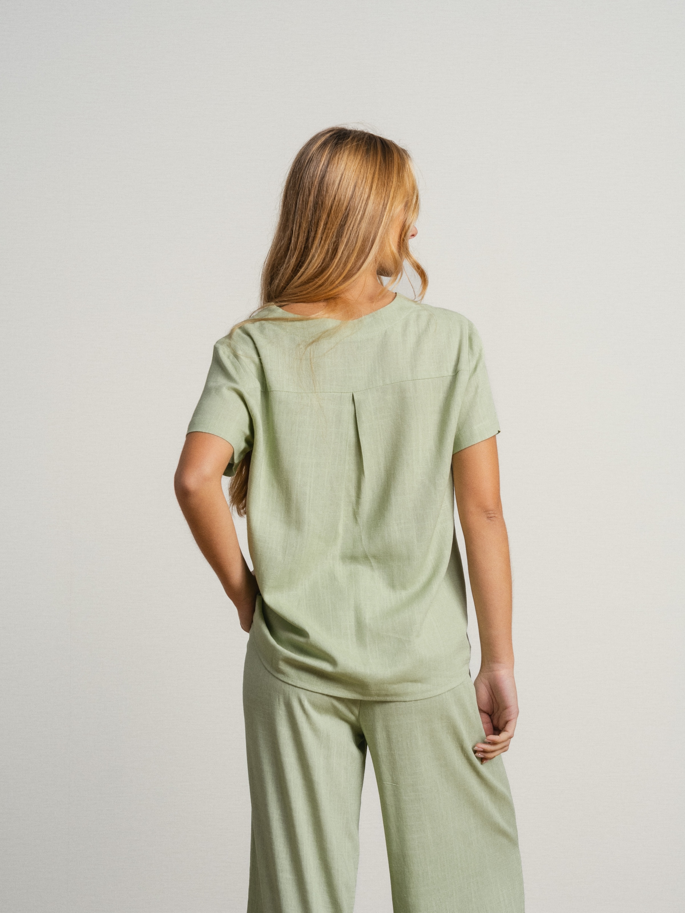 Blusa com botão e decote em V Caqui-6