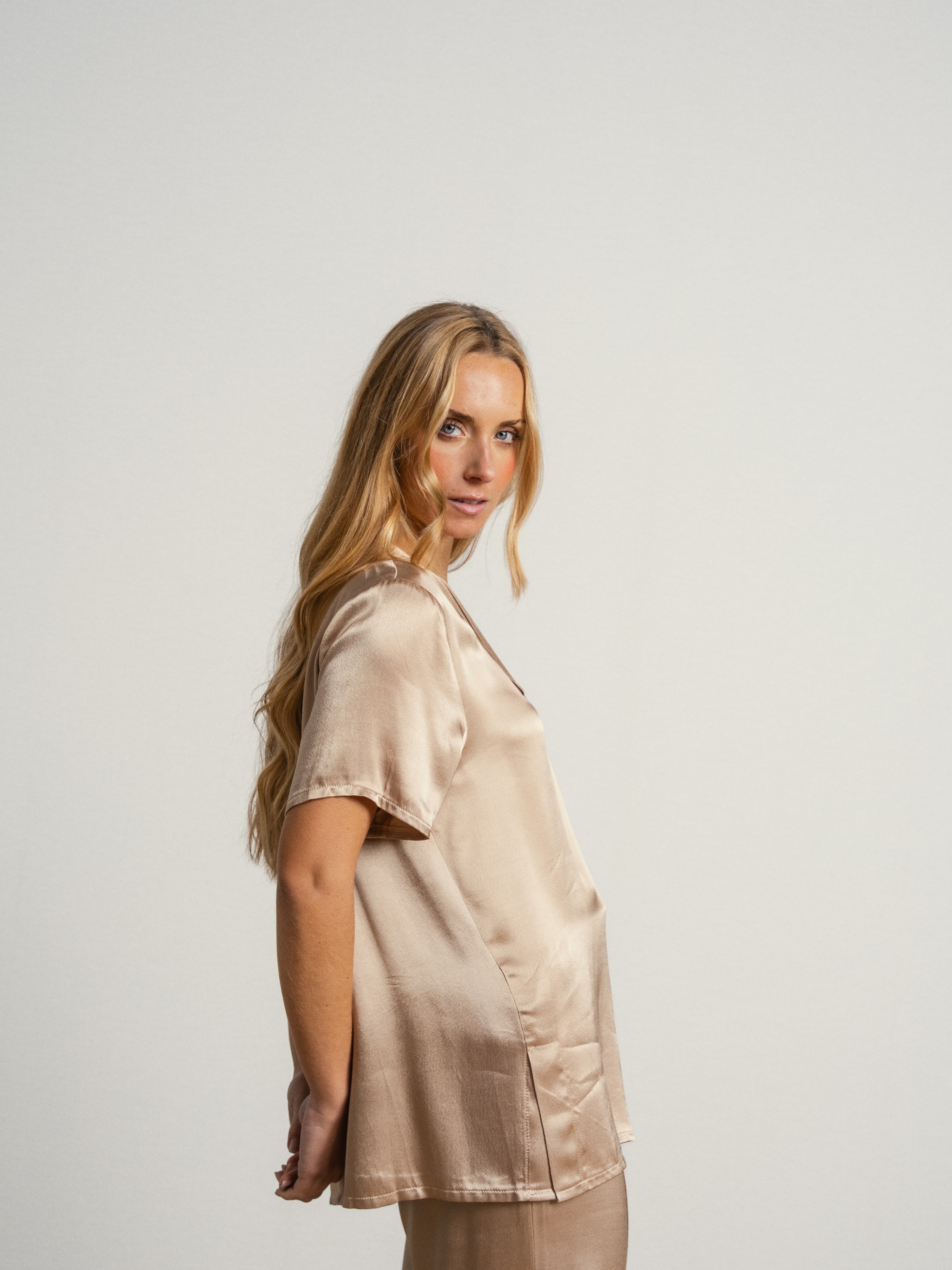 Blusa com decote em V Bege-3