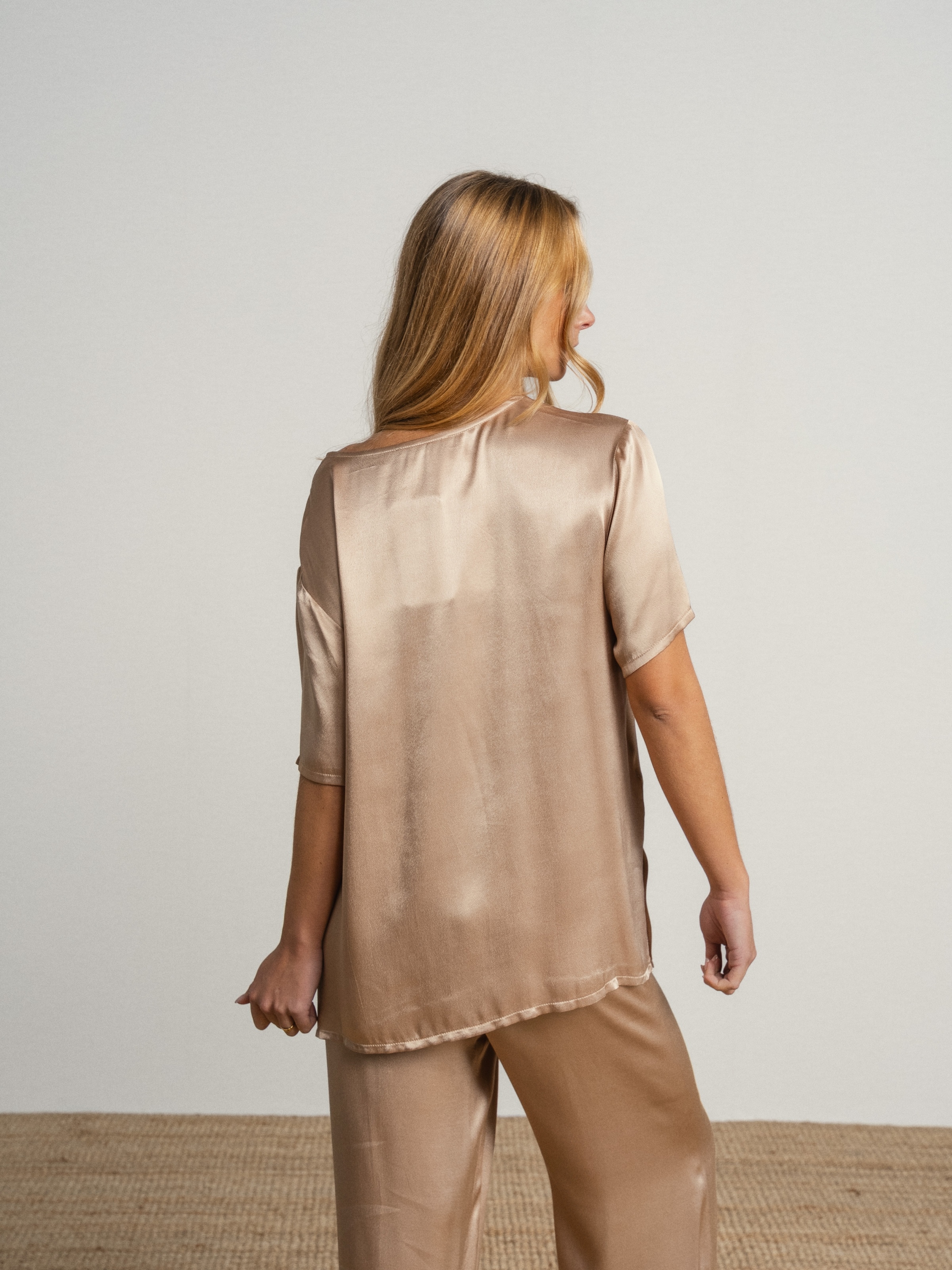 Blusa com decote em V Bege-4