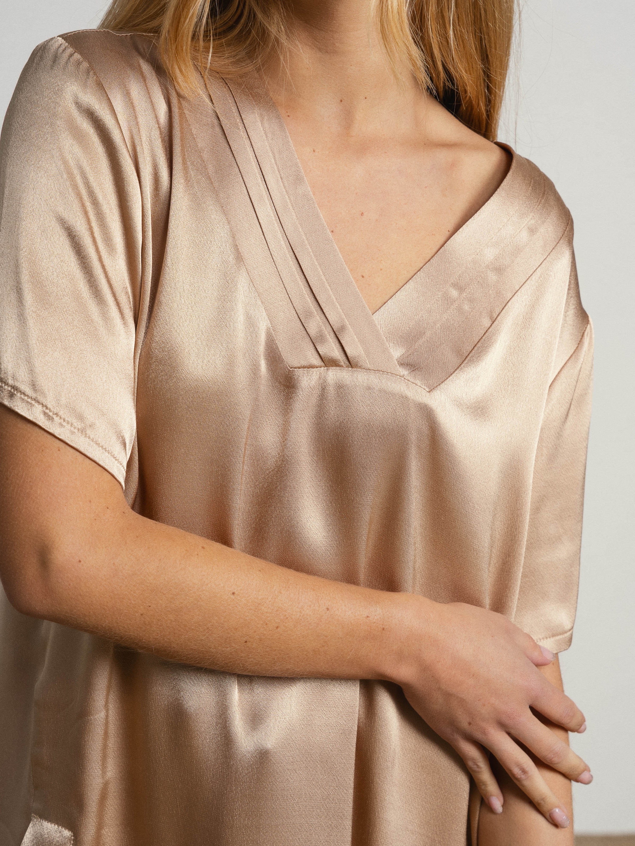 Blusa com decote em V Bege-5