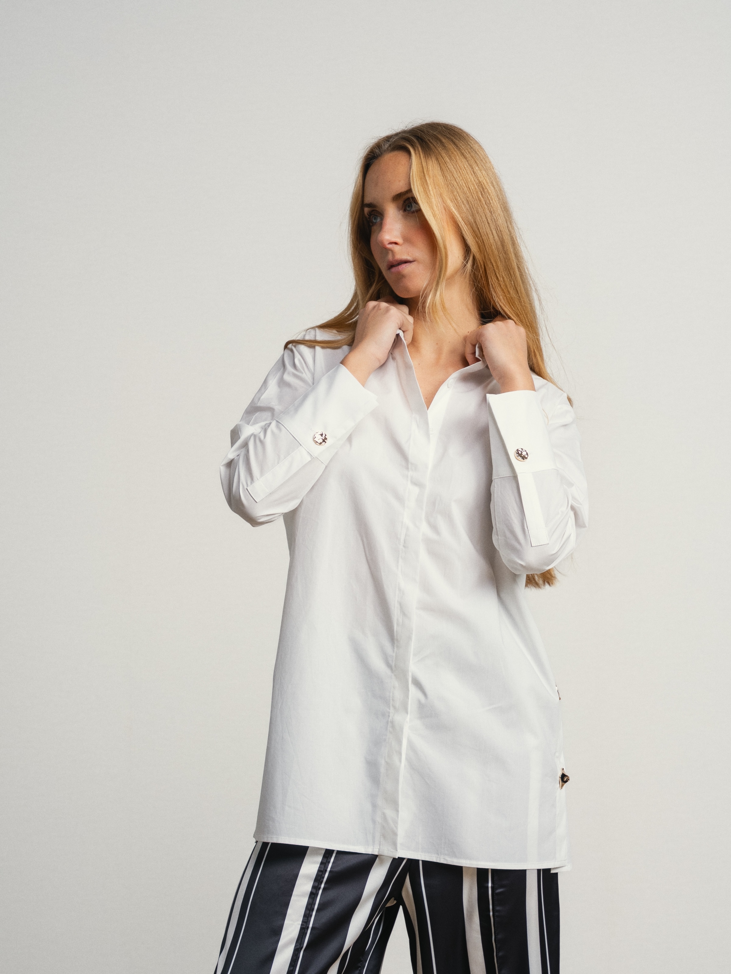 Camisa de algodão com botões dourados de lado Branco-3