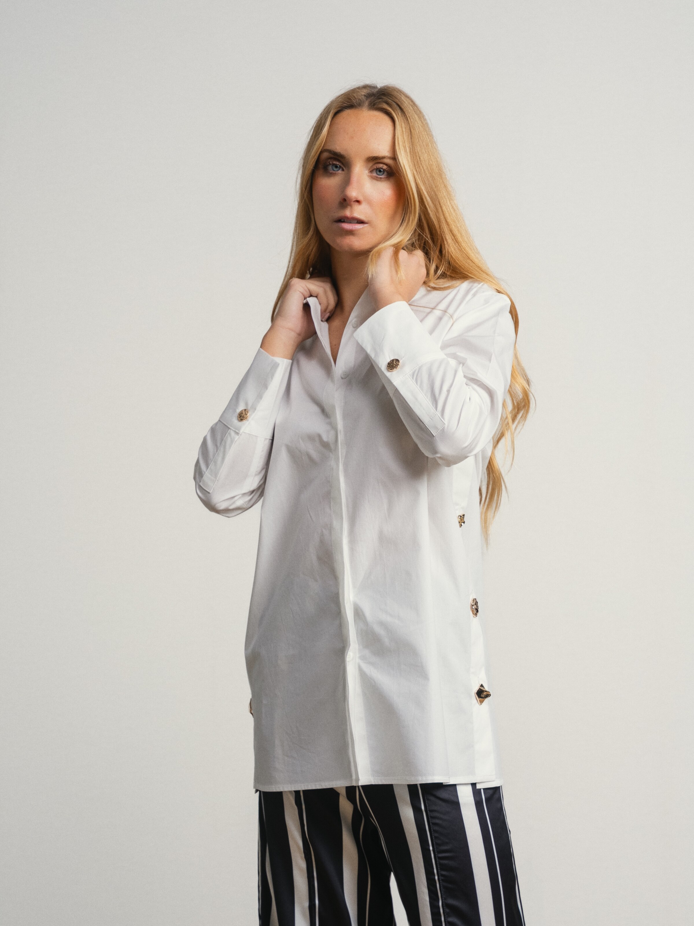 Camisa de algodão com botões dourados de lado Branco-4