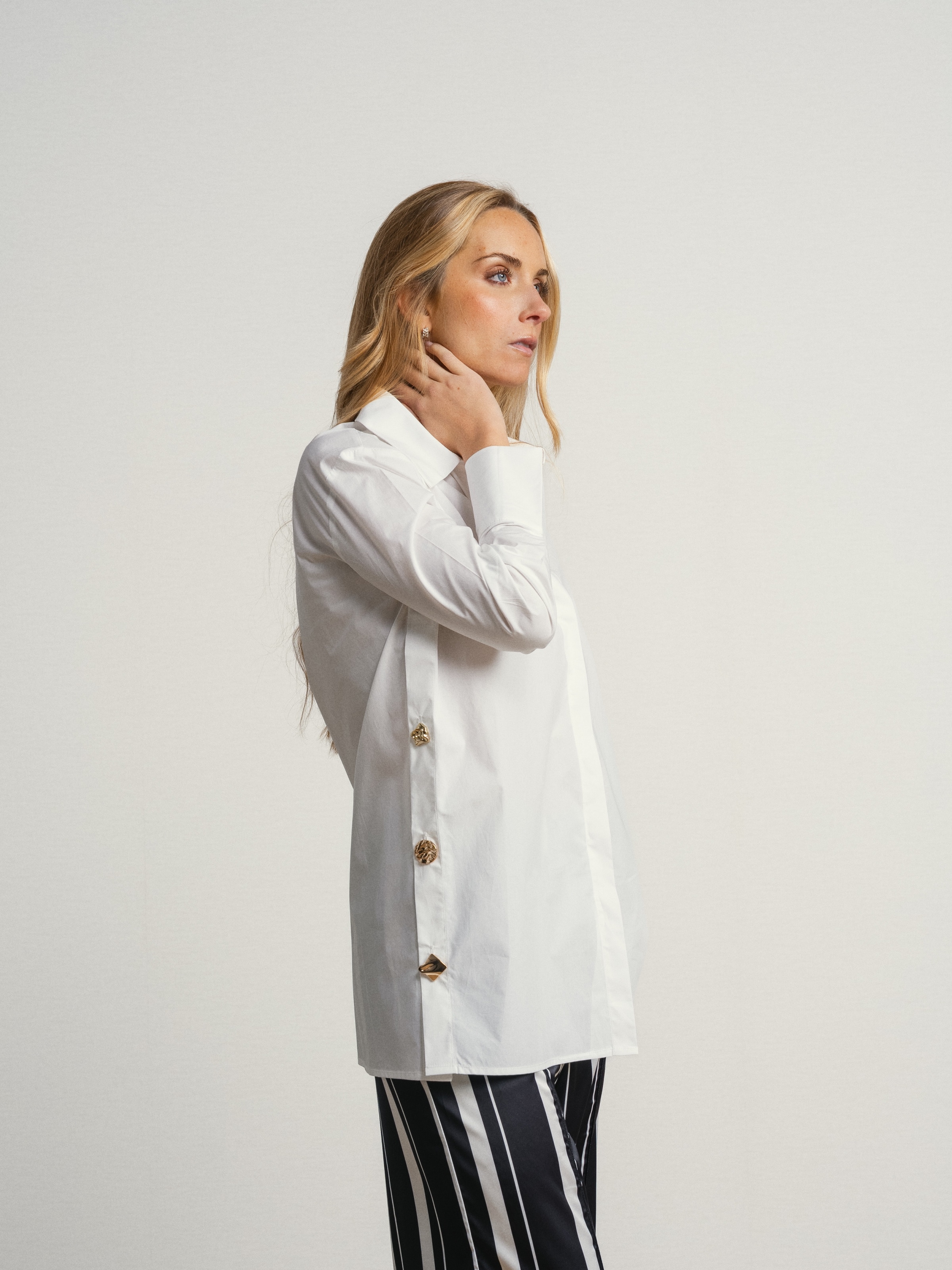 Camisa de algodão com botões dourados de lado Branco-5