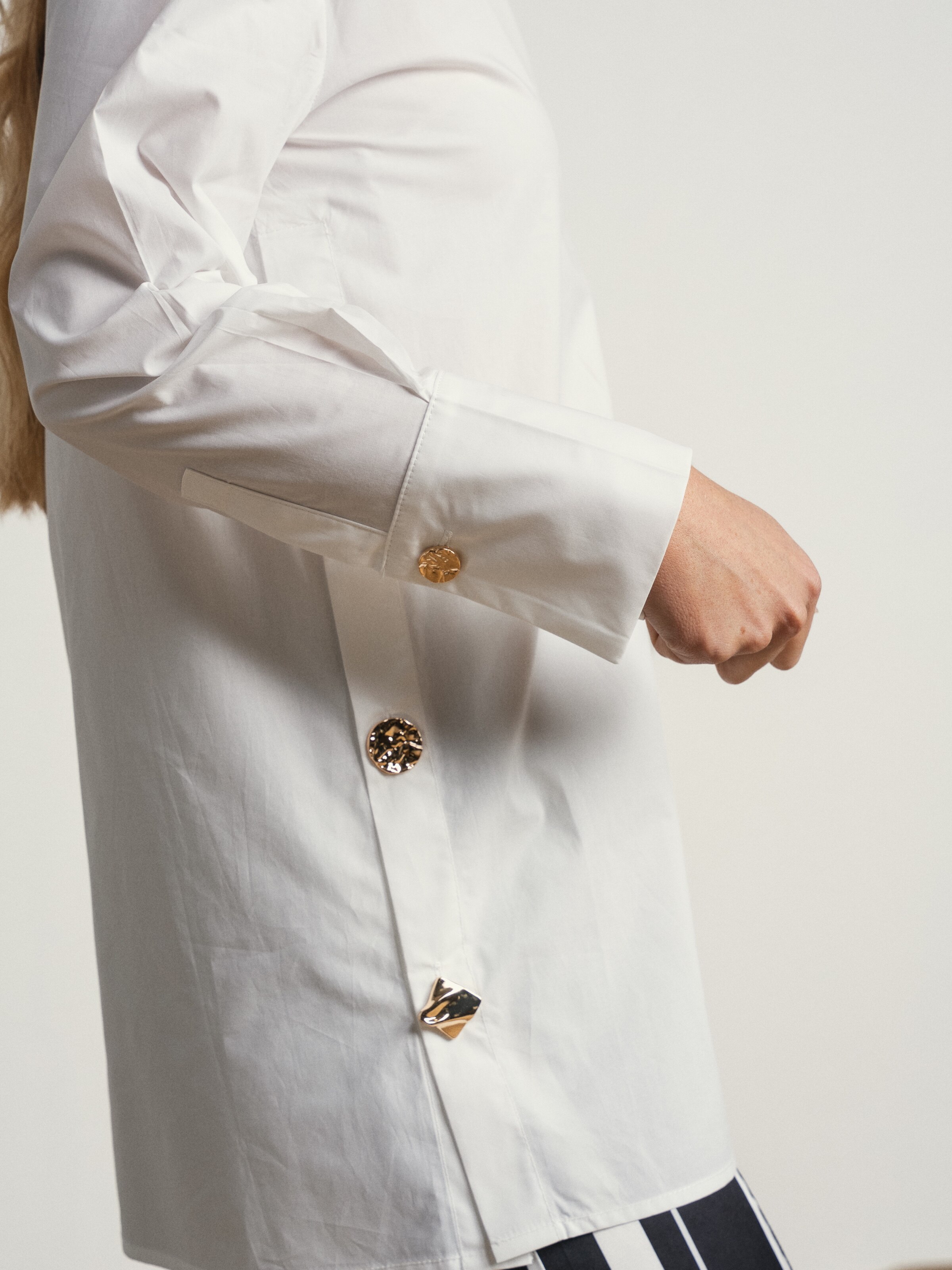 Camisa de algodão com botões dourados de lado Branco-6