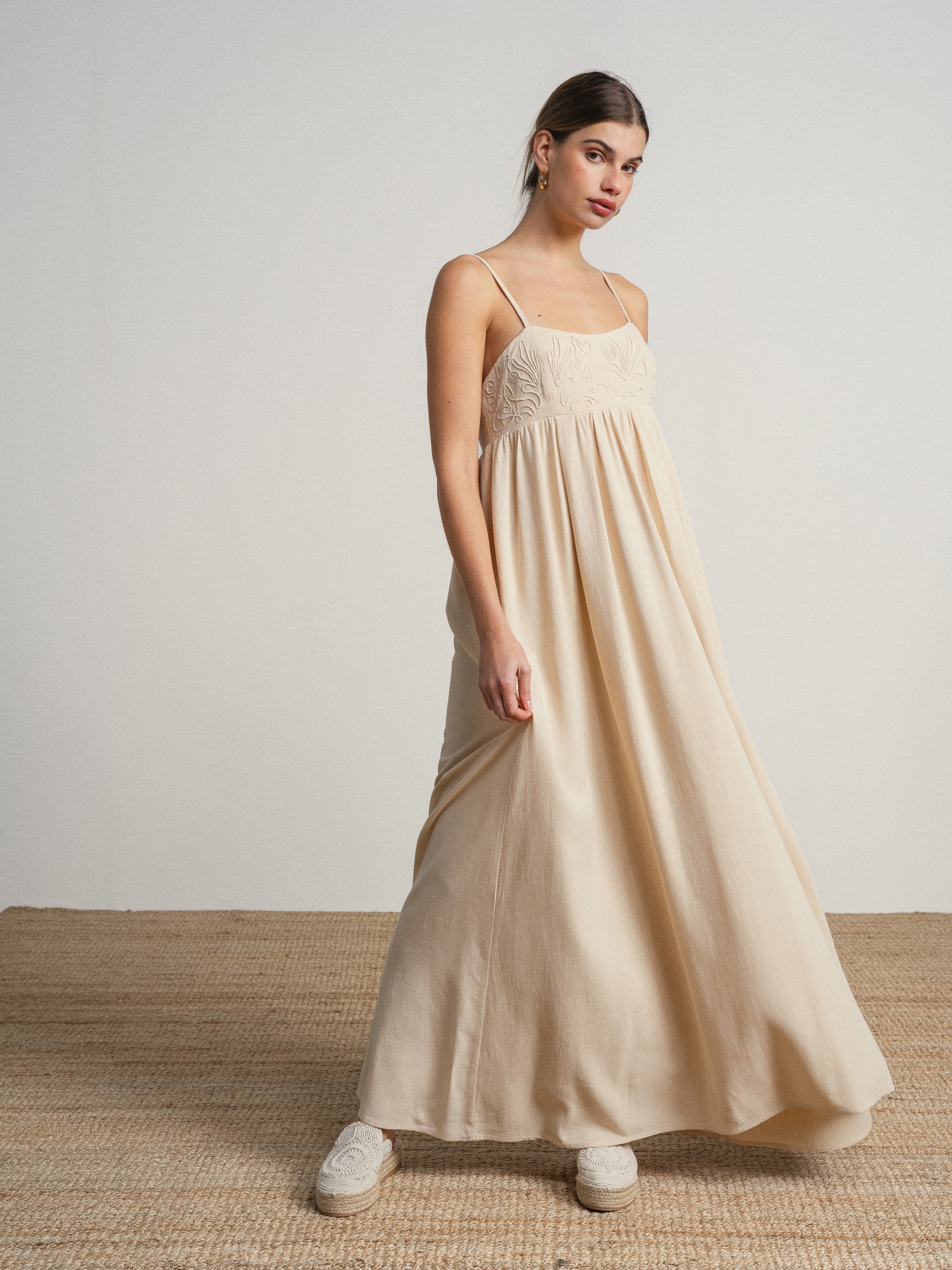 Imagem 0 de Vestido comprido fluido com bordado