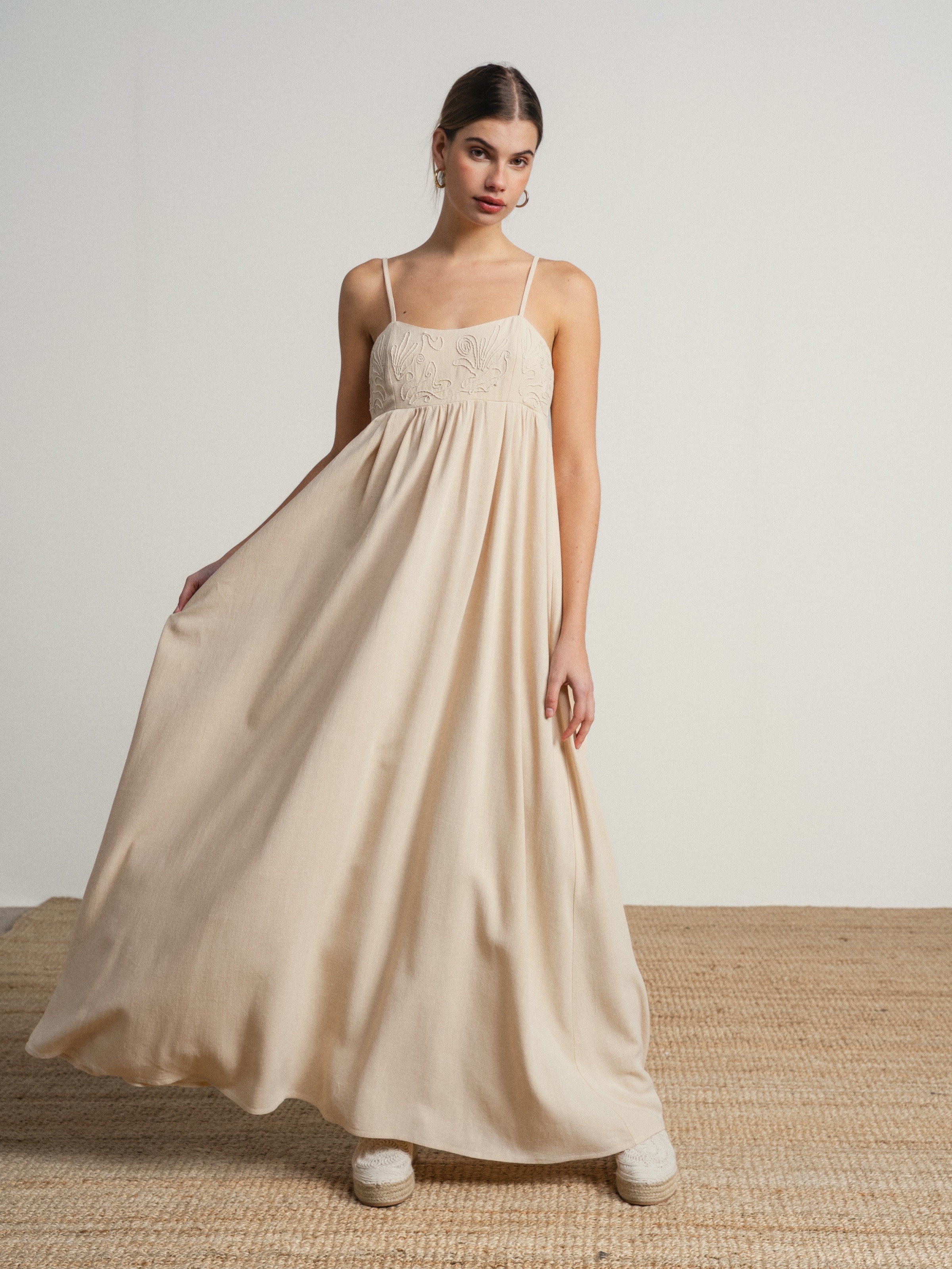 Vestido comprido fluido com bordado Bege-4
