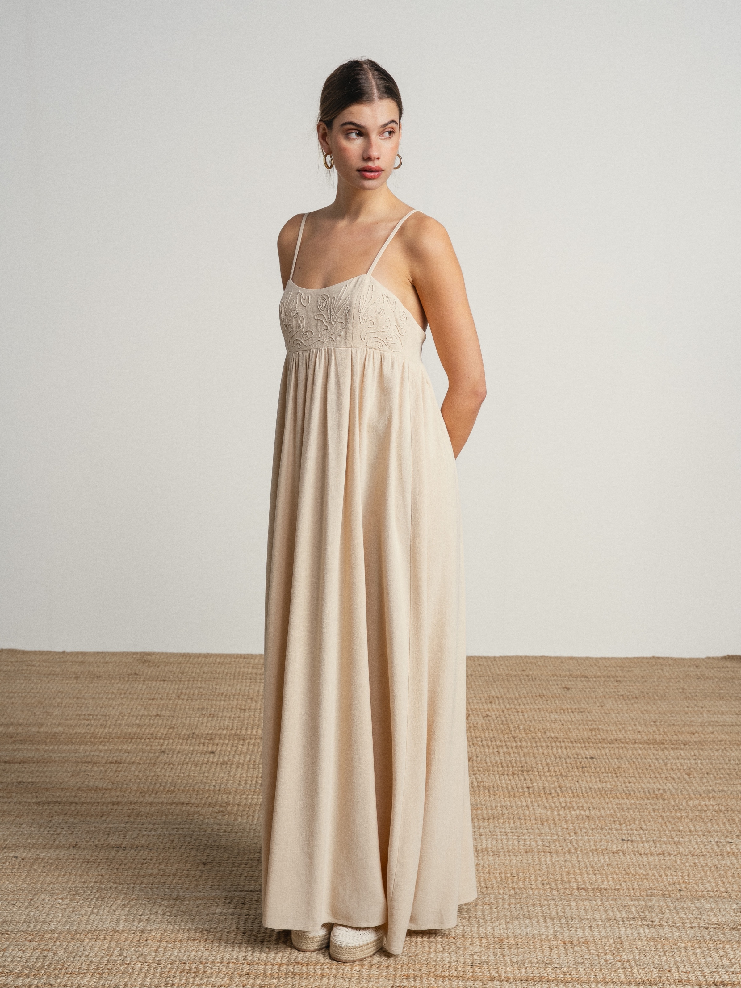 Vestido comprido fluido com bordado Bege-5