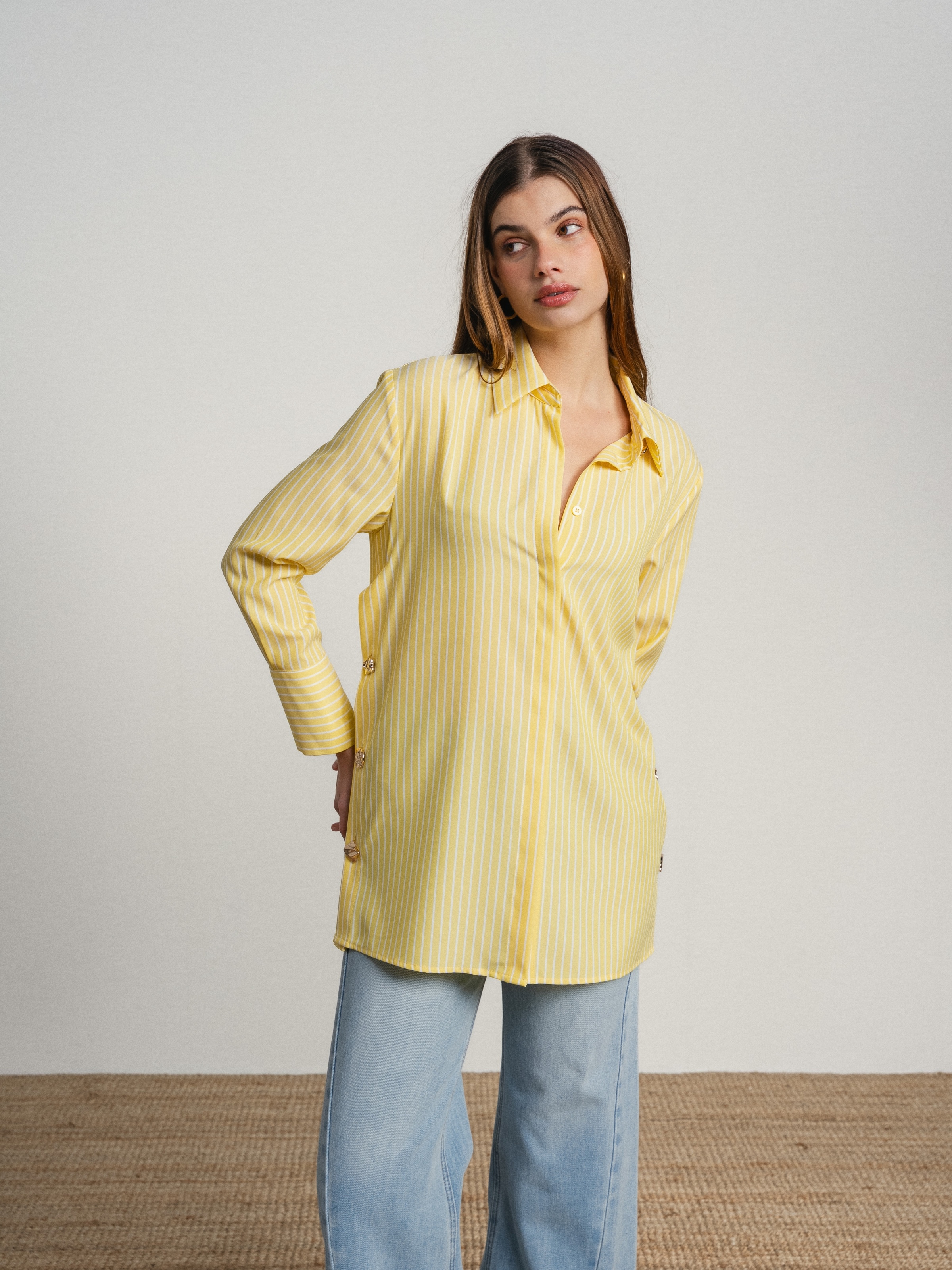 Imagem 0 de Camisa as riscas e botões dourados