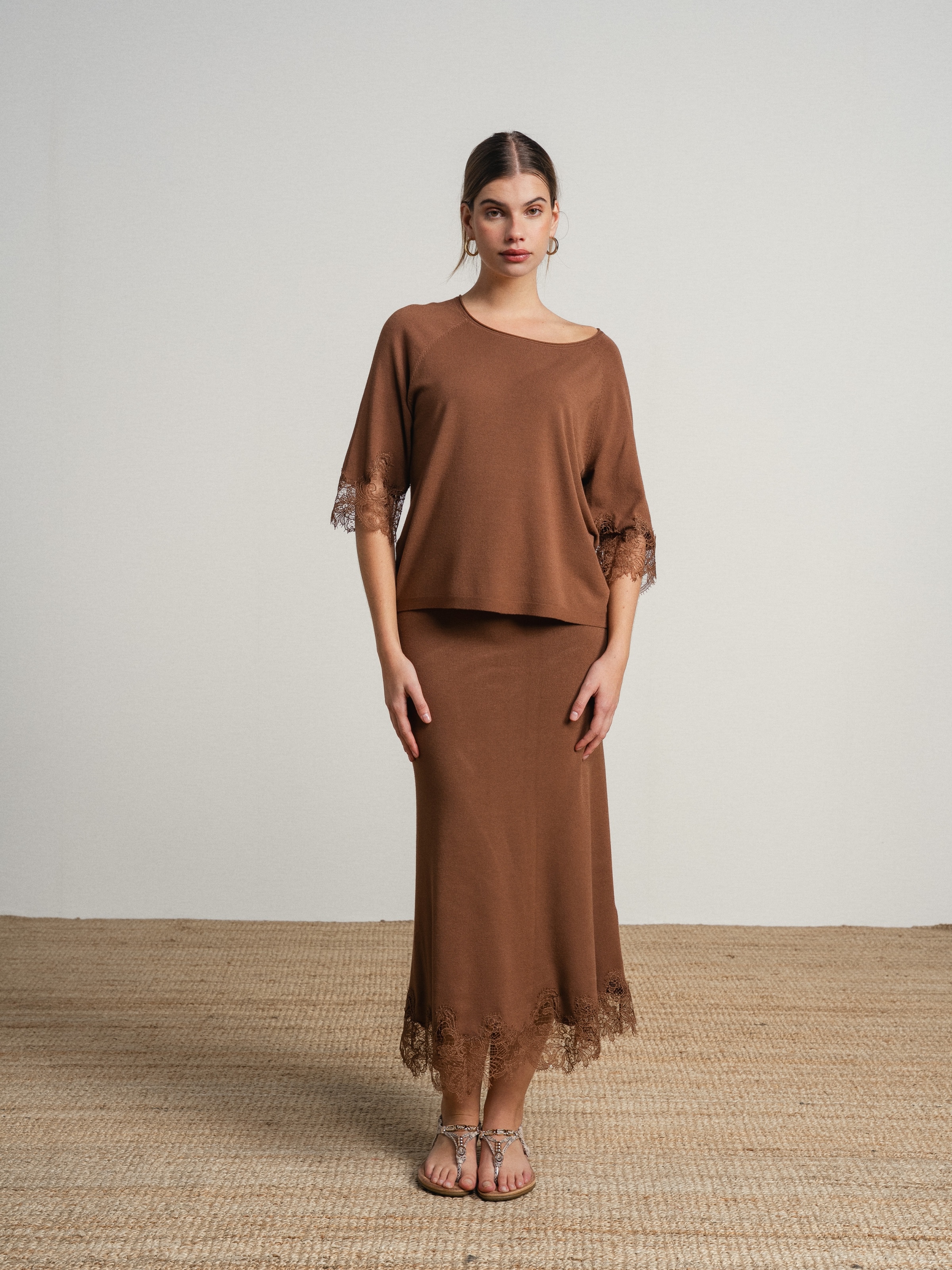 Conjunto de camisola e saia com bordado ingles Castanho-2