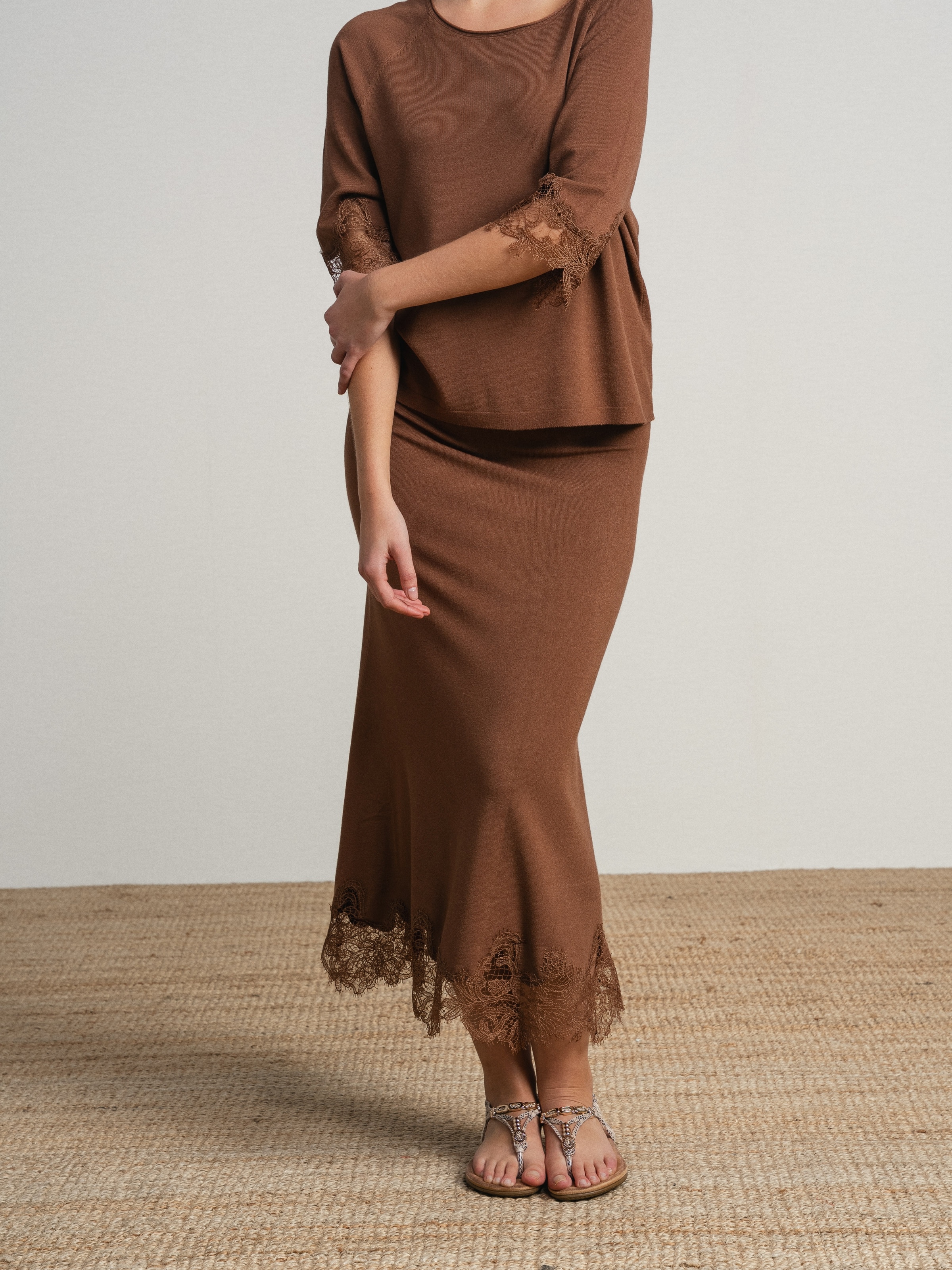 Conjunto de camisola e saia com bordado ingles Castanho-4