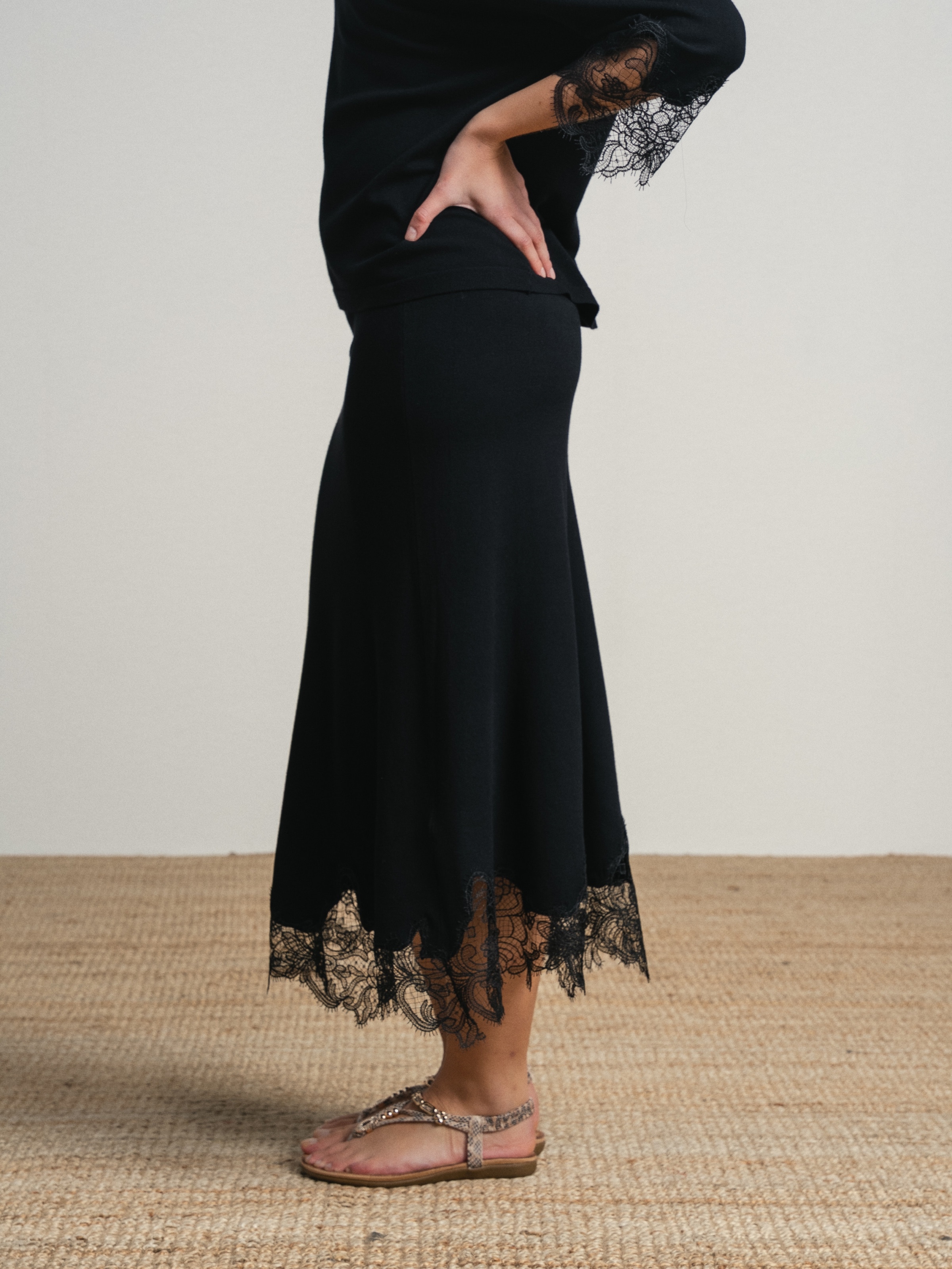 Conjunto de camisola e saia com bordado ingles Preto-6