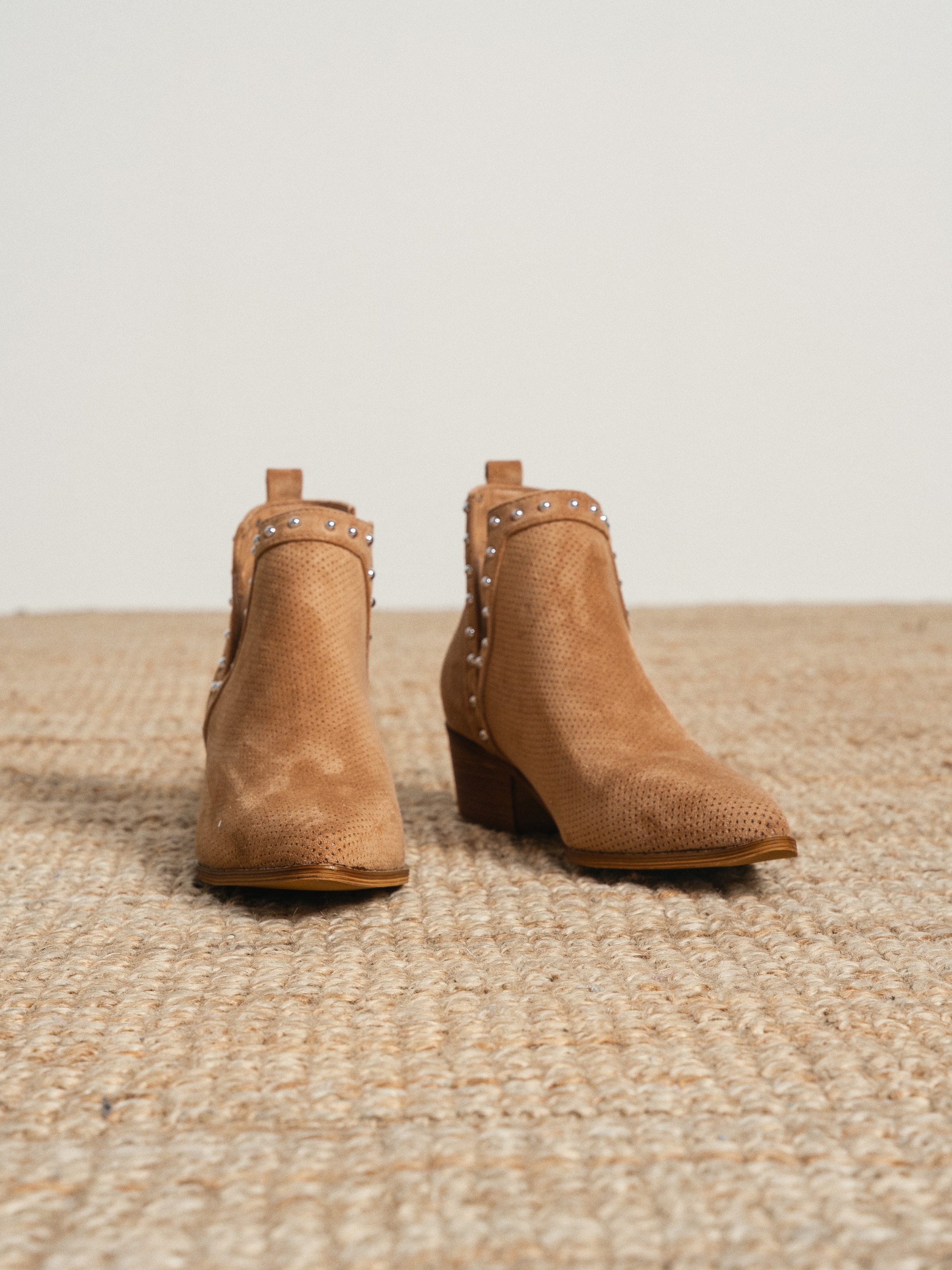 Bota com tachas Camel-3