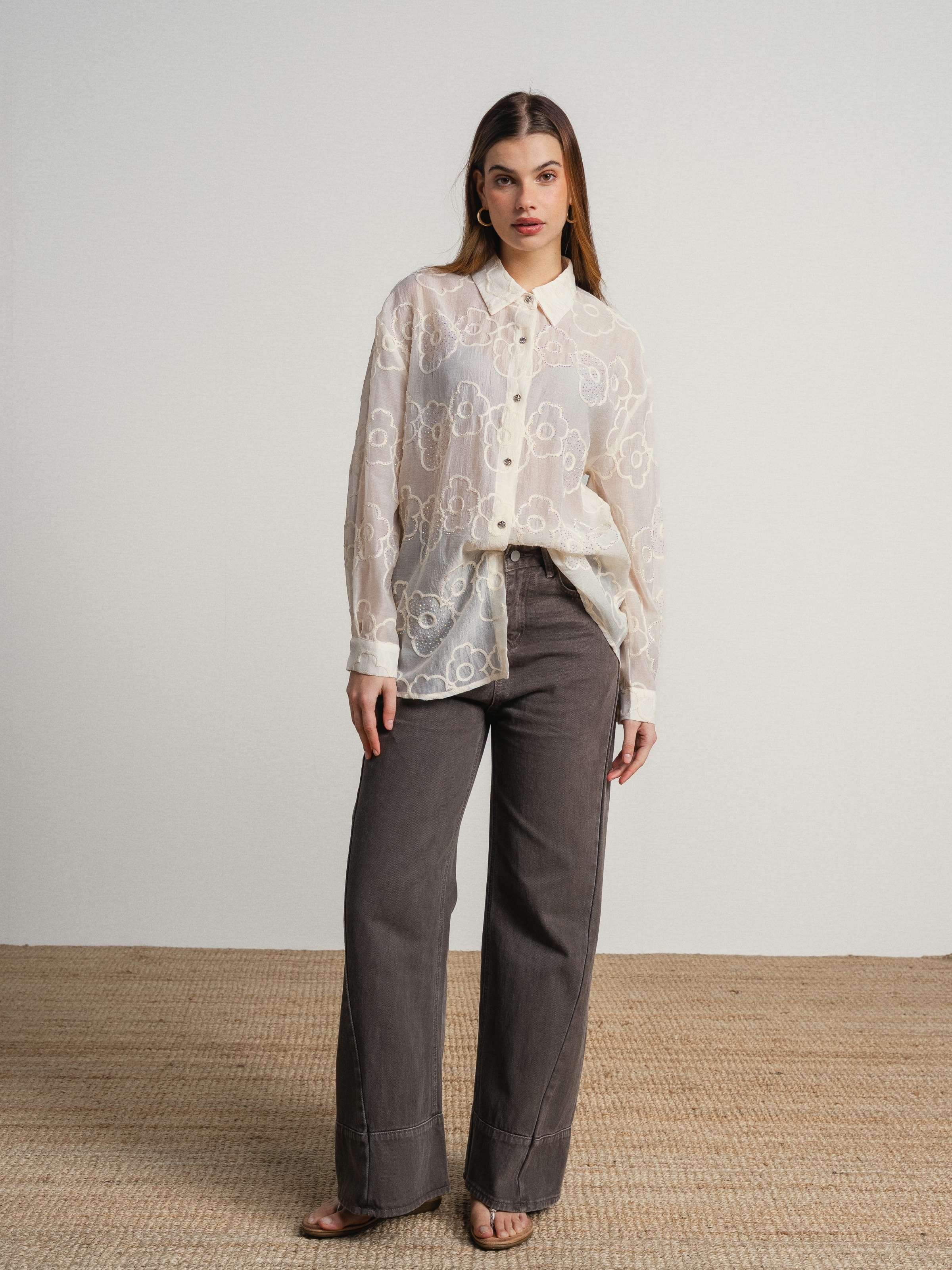 Imagem 0 de Camisa bordada com flores e brilhantes com transparência