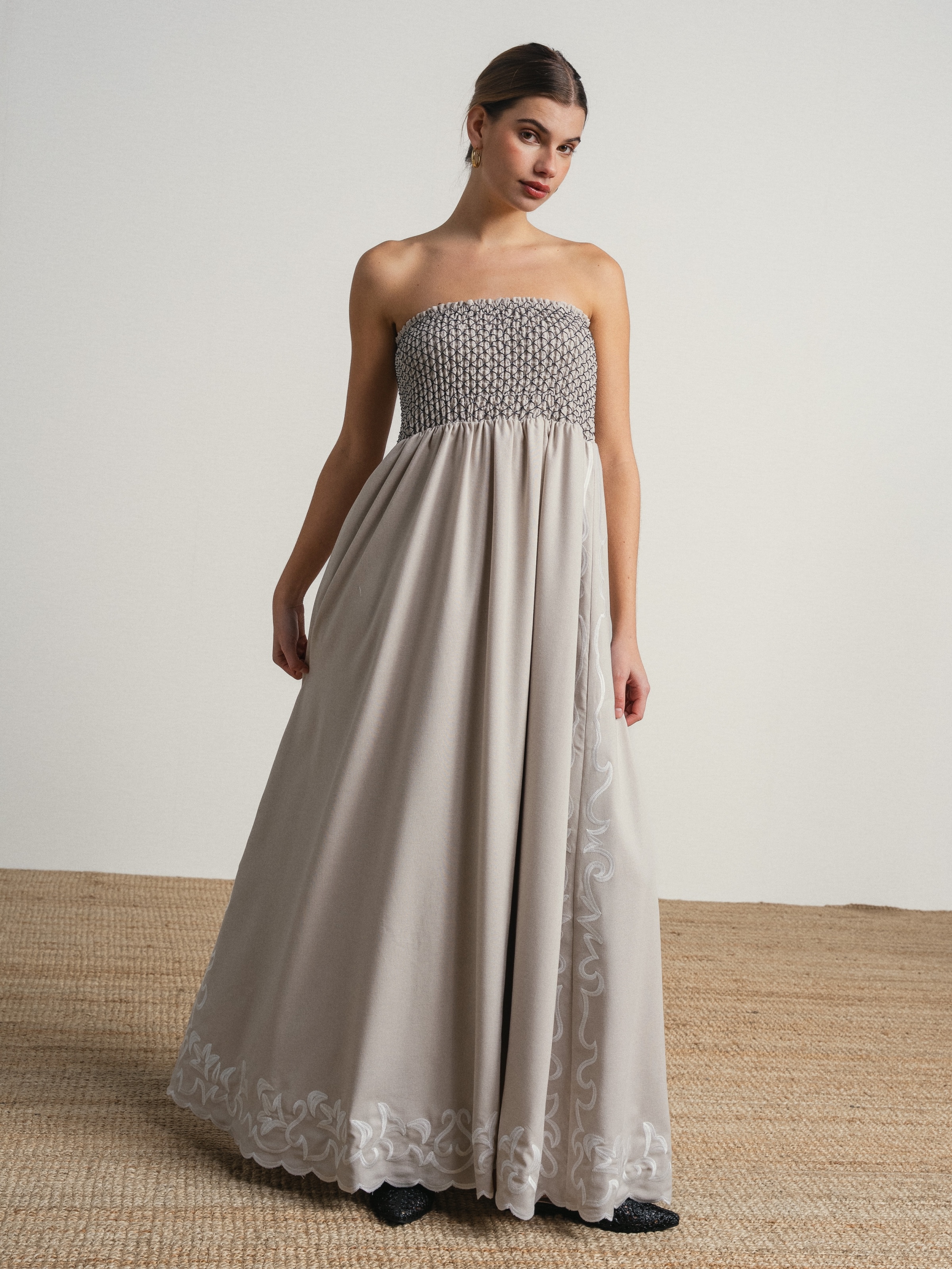 Imagem 0 de Vestido sem alça comprido com bordado