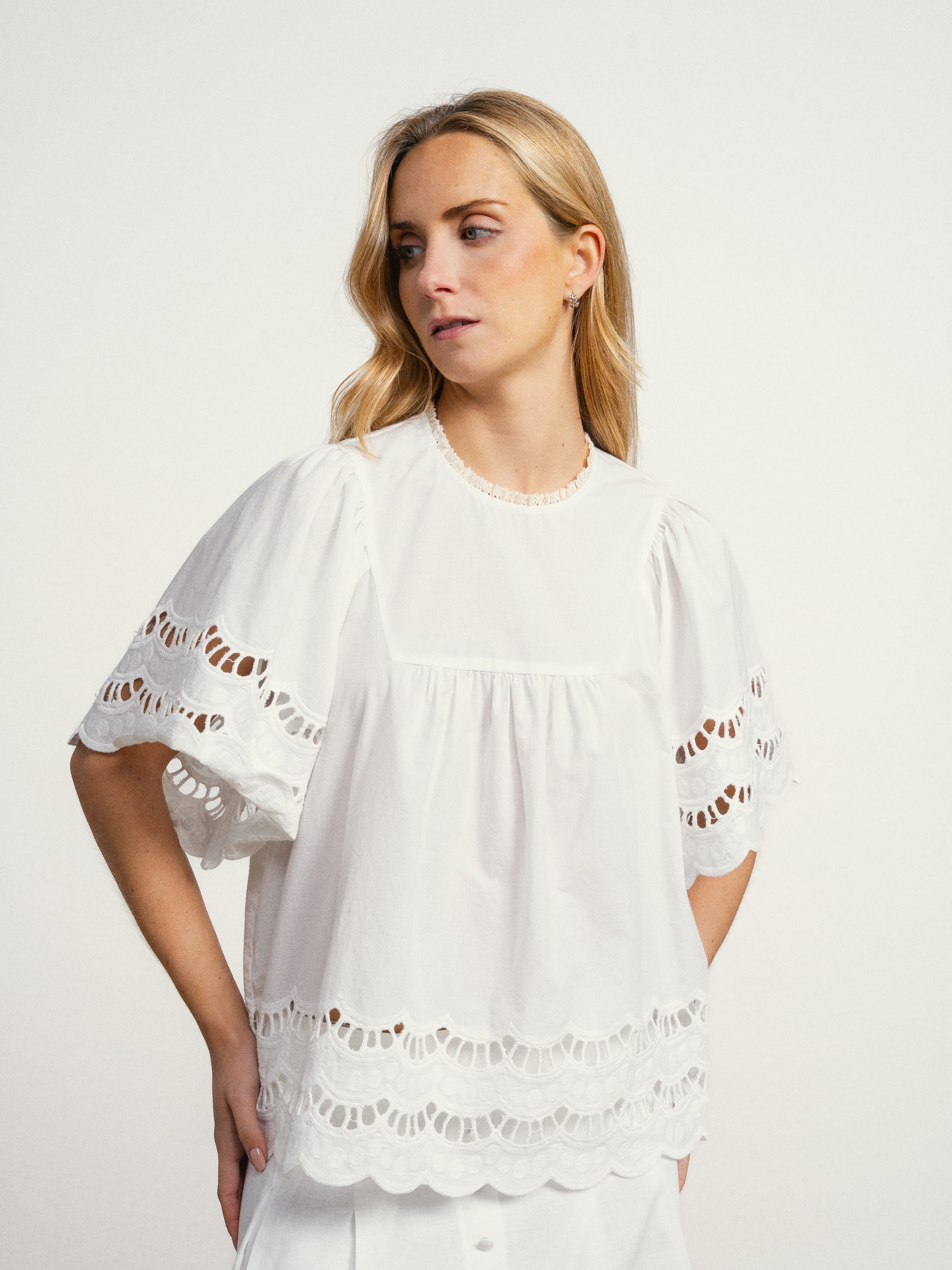 Imagem 0 de Blusa de algodão com bordado inglês