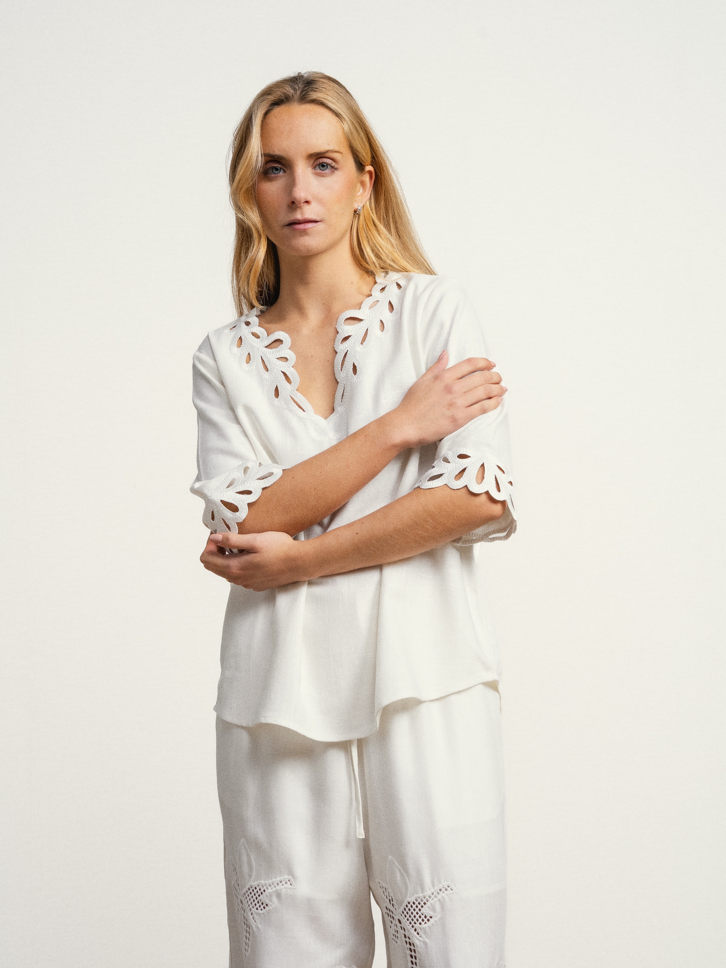 Blusa de linho com  decote em V e bordado Inglês Branco-3