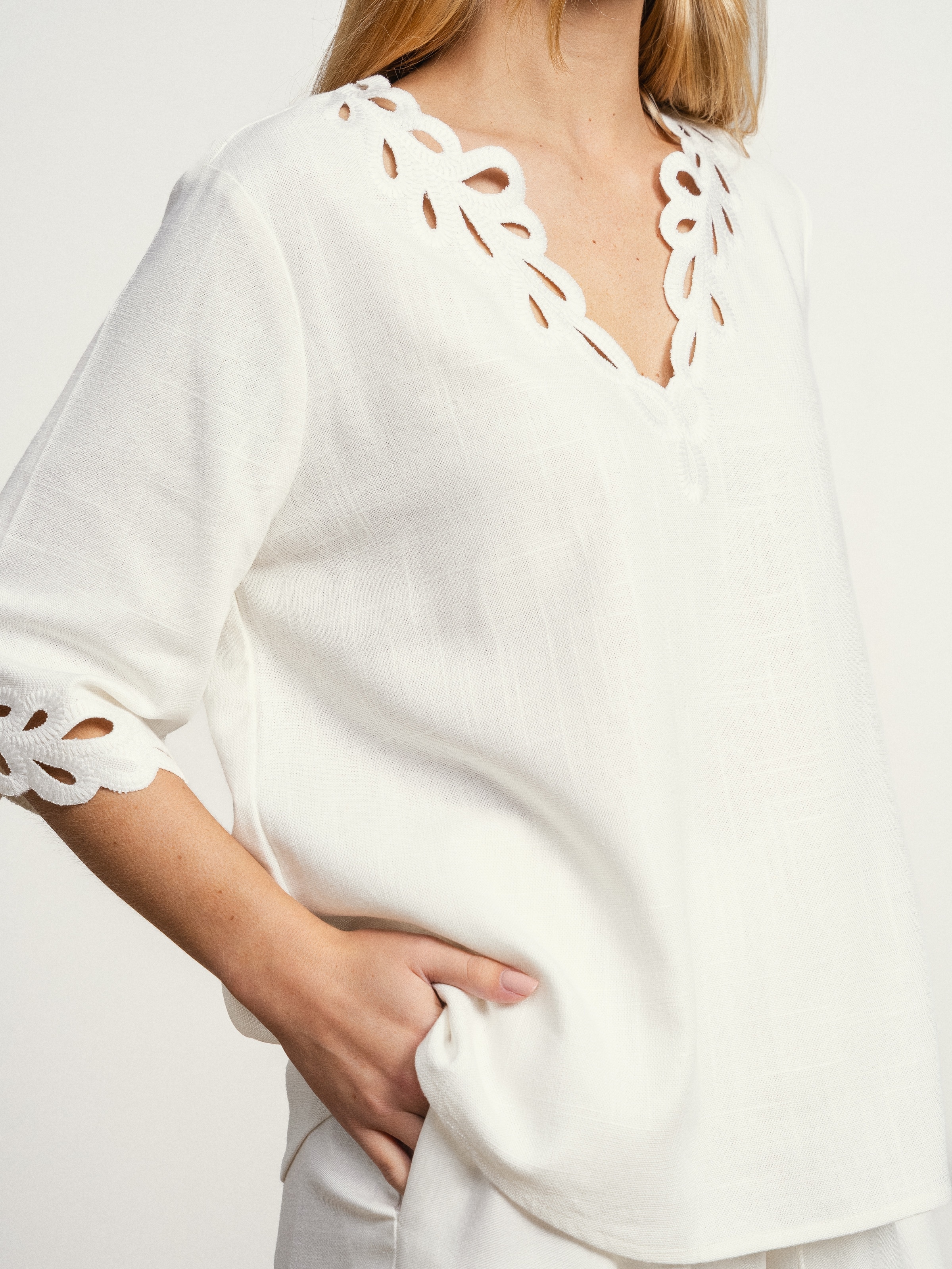 Blusa de linho com  decote em V e bordado Inglês Branco-4