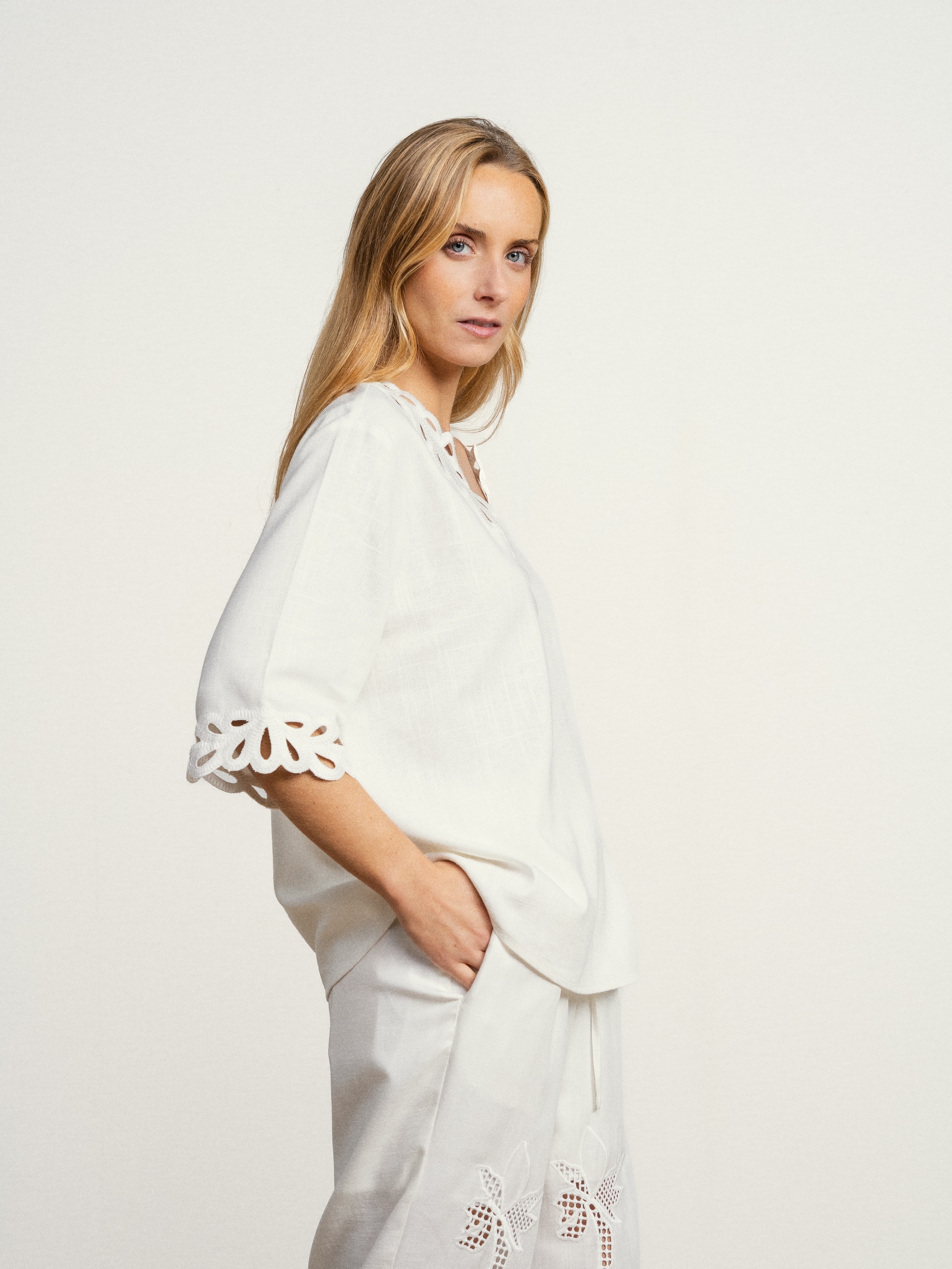 Blusa de linho com  decote em V e bordado Inglês Branco-5