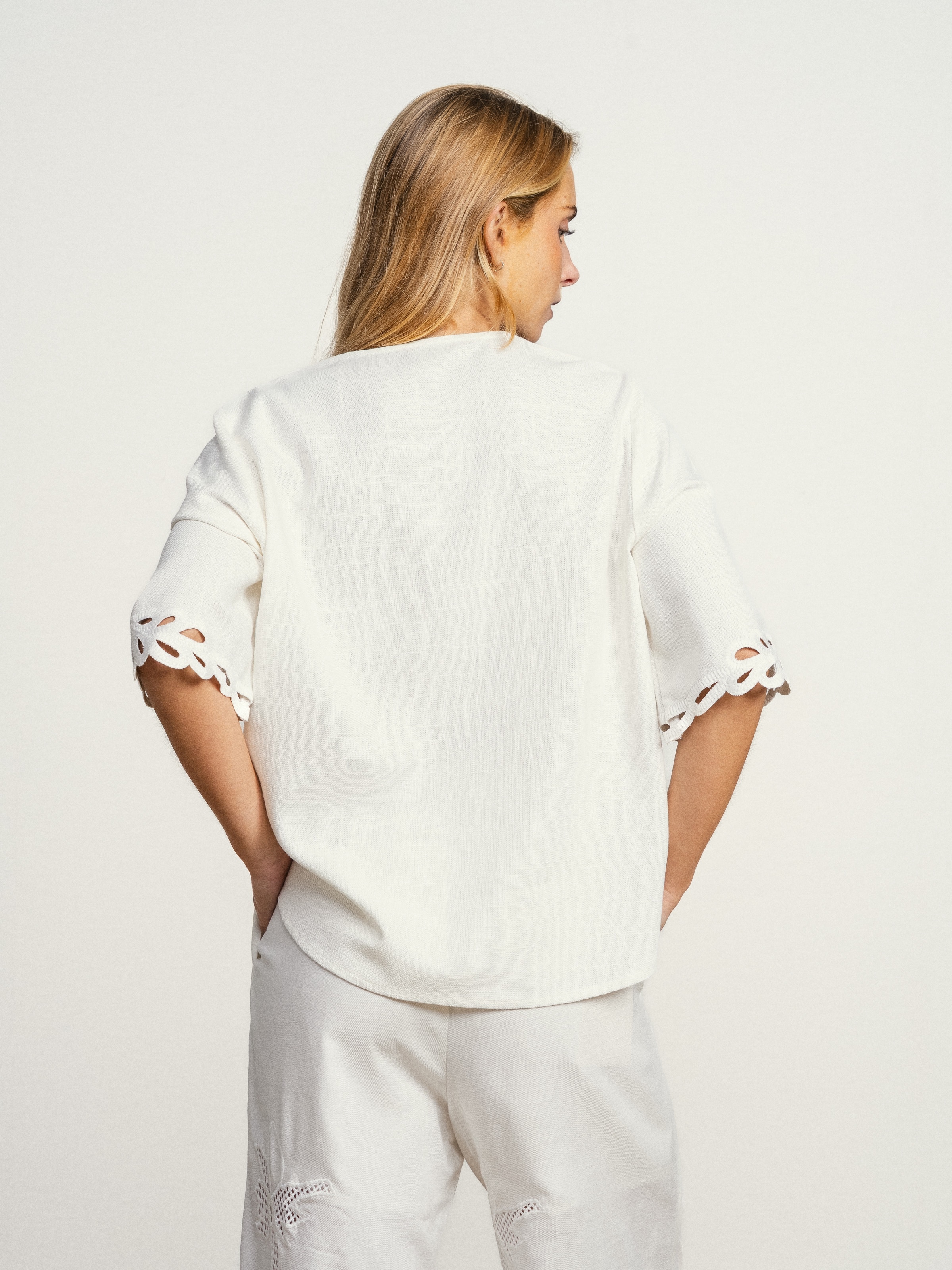 Blusa de linho com  decote em V e bordado Inglês Branco-6