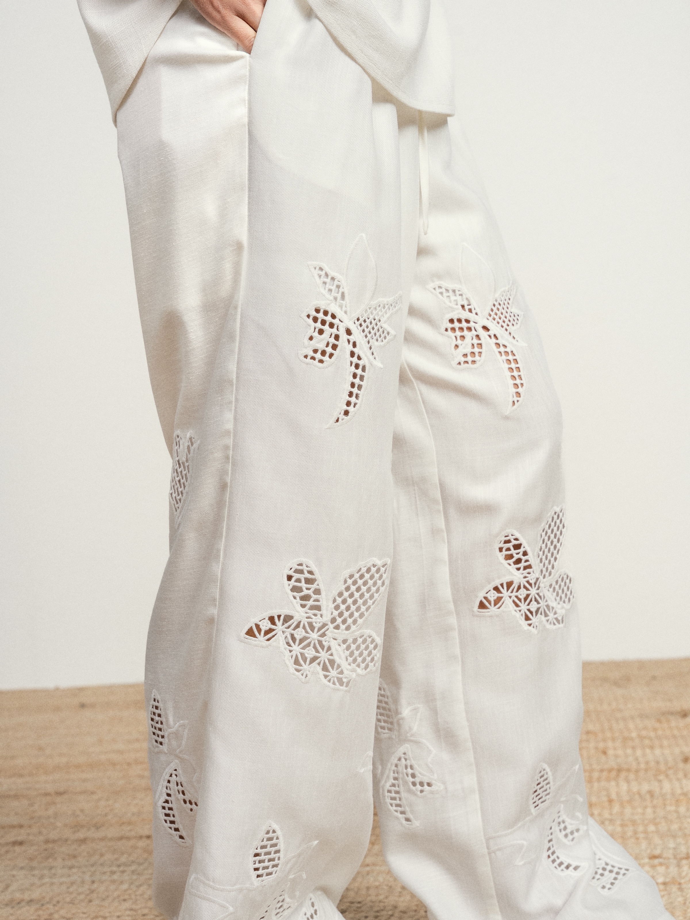 Calças largas de linho com bordado floral Branco-4