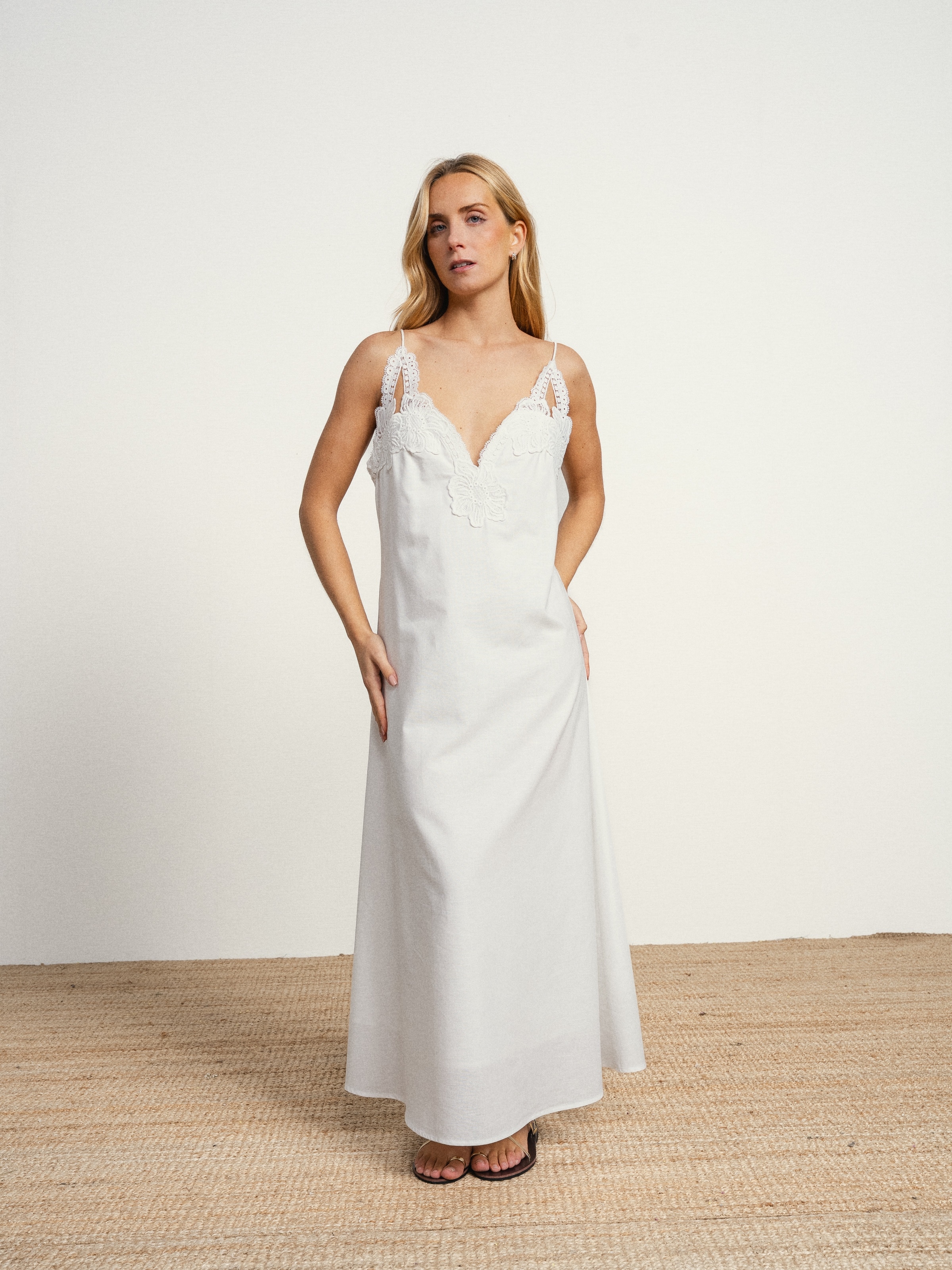 Vestido de algodão comprido com decote em V e bordado inglês Branco-2