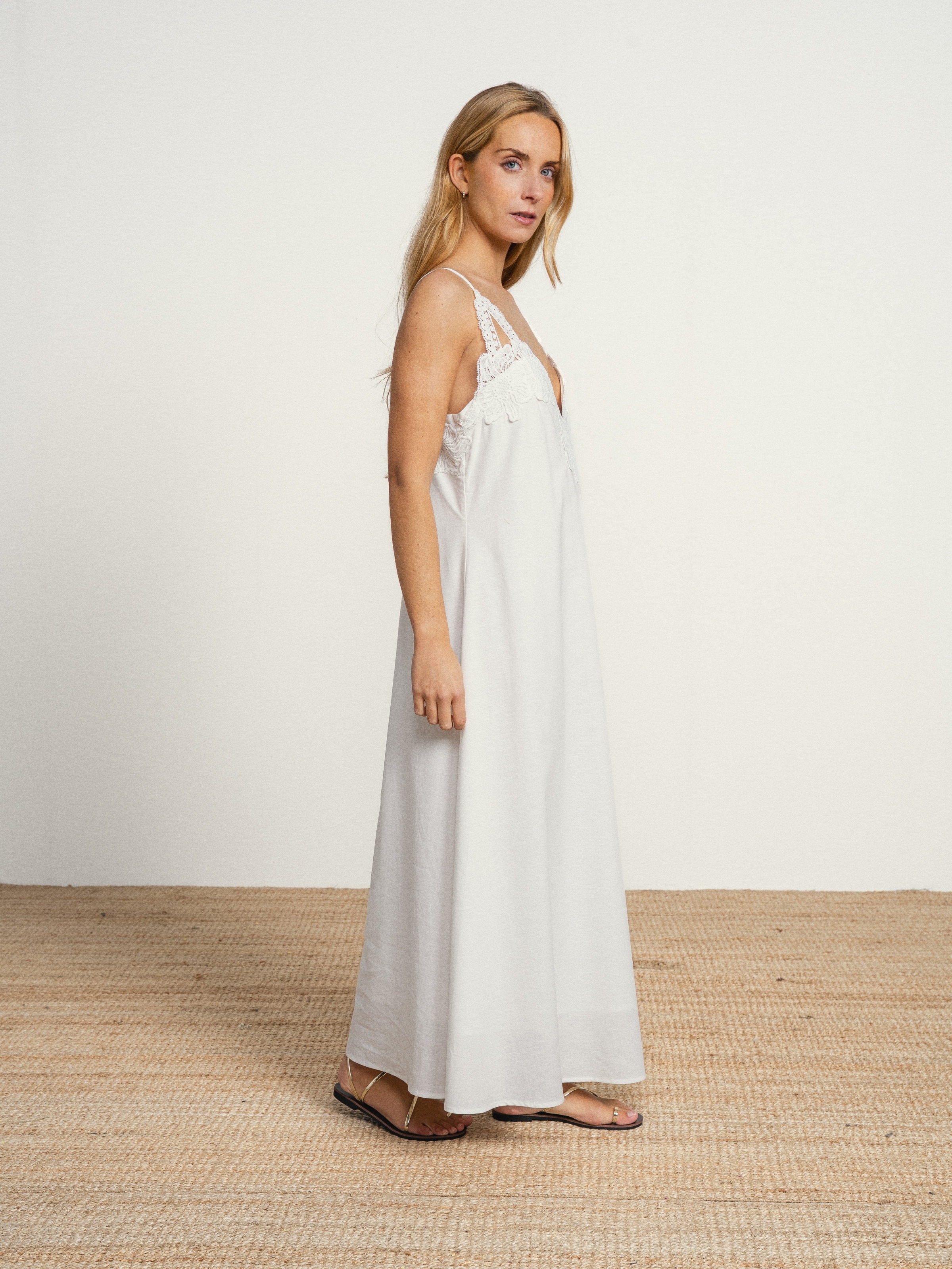 Vestido de algodão comprido com decote em V e bordado inglês Branco-4
