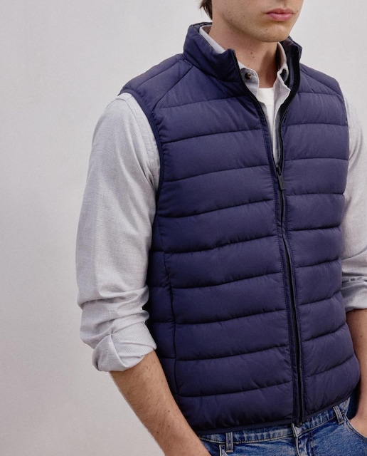 Imagen 0 de Chaleco de hombre acolchado y tejido reciclado.