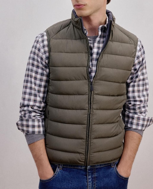 Imagen 0 de Chaleco de hombre acolchado y tejido reciclado.
